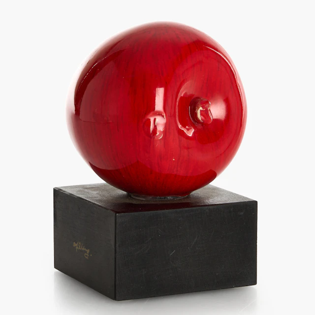 ALF EKBERG. Skulptur, Äpple, rödglaserad keramik, på träsockel, signerad.