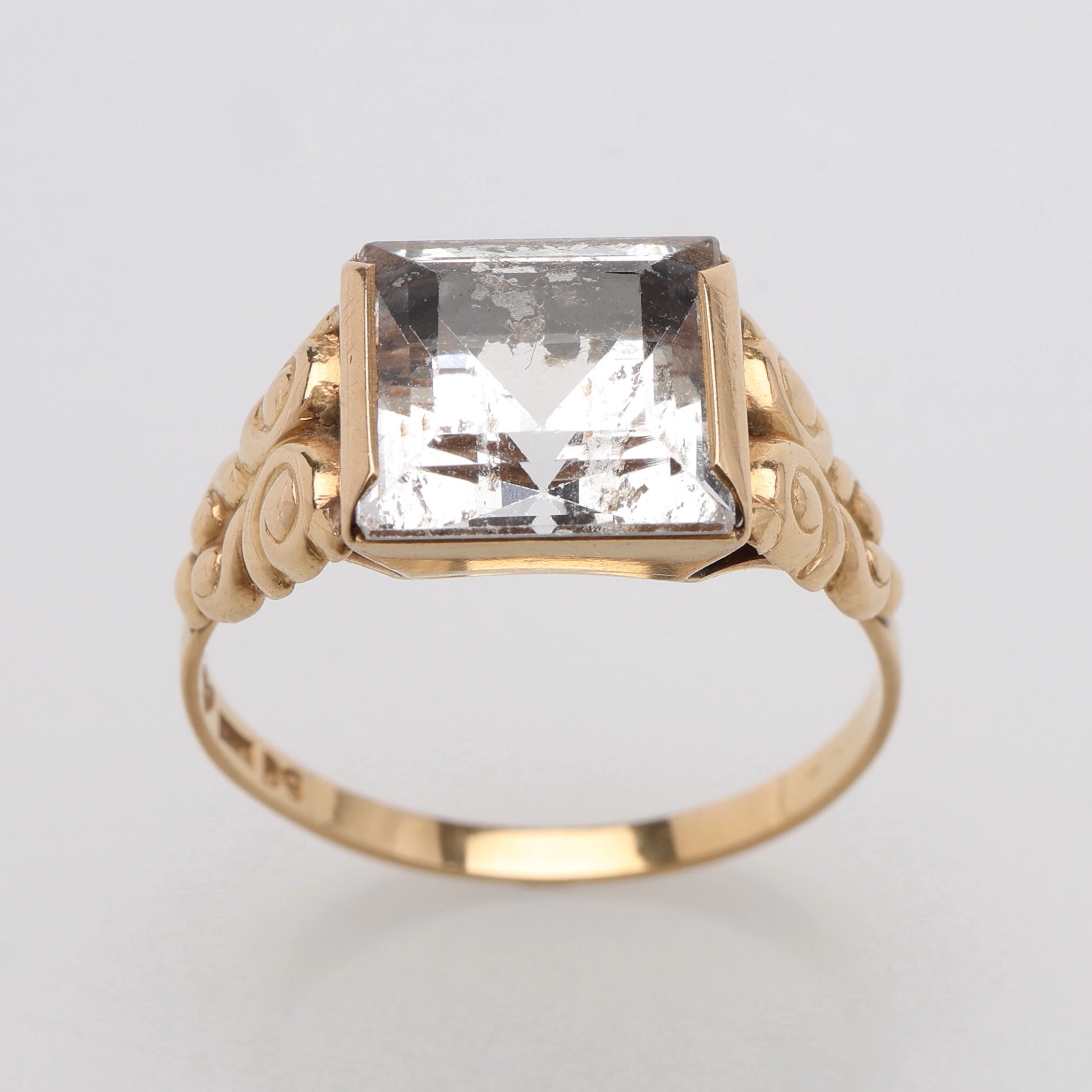 RING, 18K GULD & VIT SPINELL, HALLBERGS, KÖPING, 1952, TOTALT 3 GRAM.