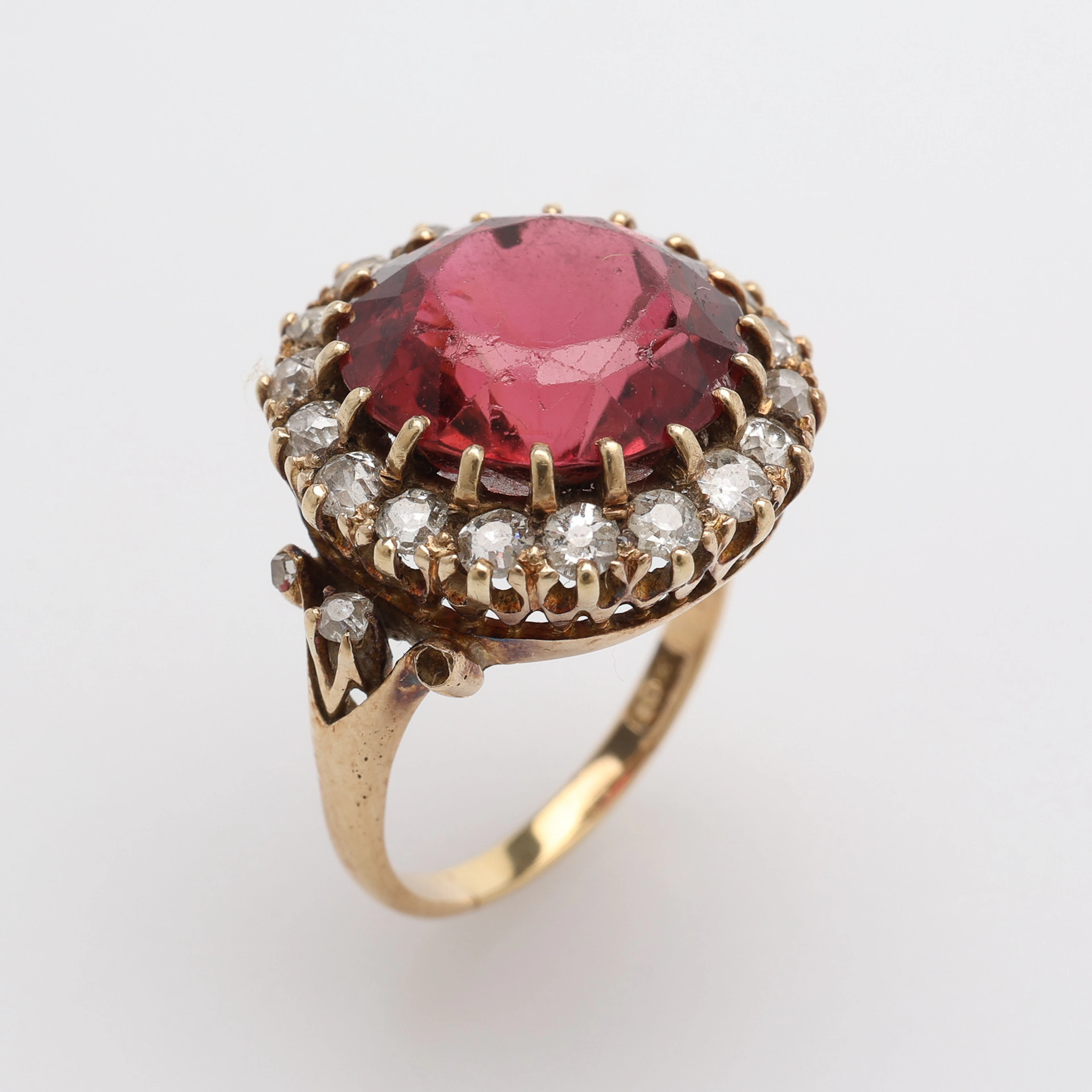 RING, 18K GULD, 23 ST ROSENSLIPADE DIAMANTER & ROSA TURMALIN, STORBRITANNINEN