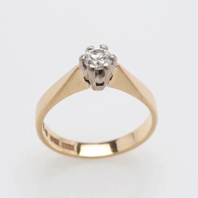 SOLITÄRRING, 18 k guld, briljant om ca 0,21 ct enl. gravyr, Alton