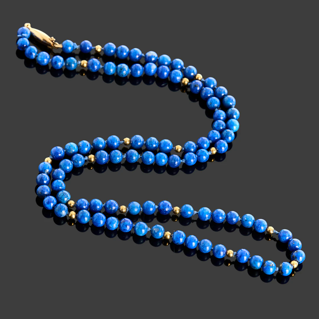 COLLIER, lapis lazulipärlor med mellanliggande 18k guldpärlor samt