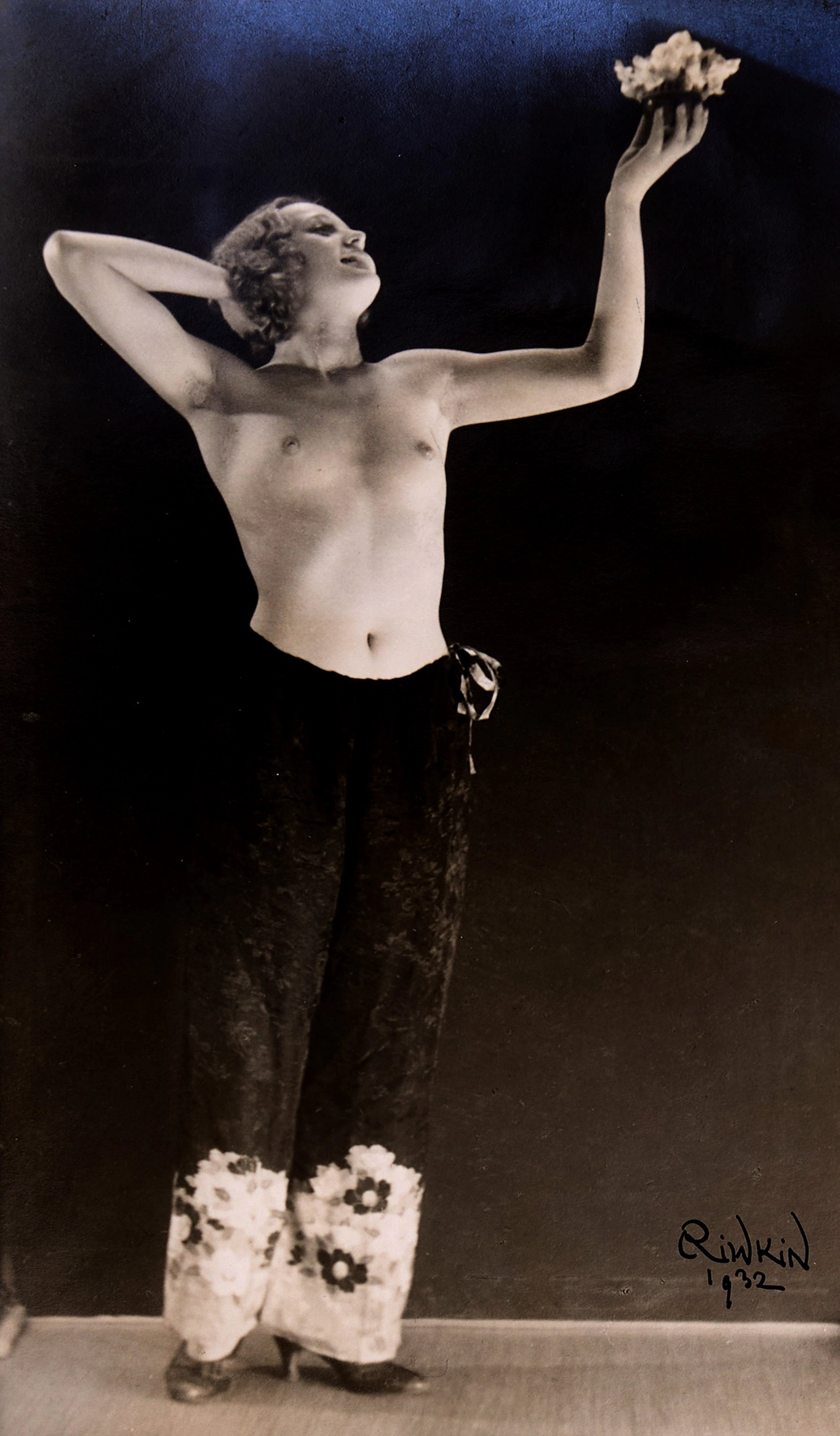 ANNA RIWKIN-BRICK (1908 RYSSLAND-1970 ISRAEL). (2 st) poserande modell