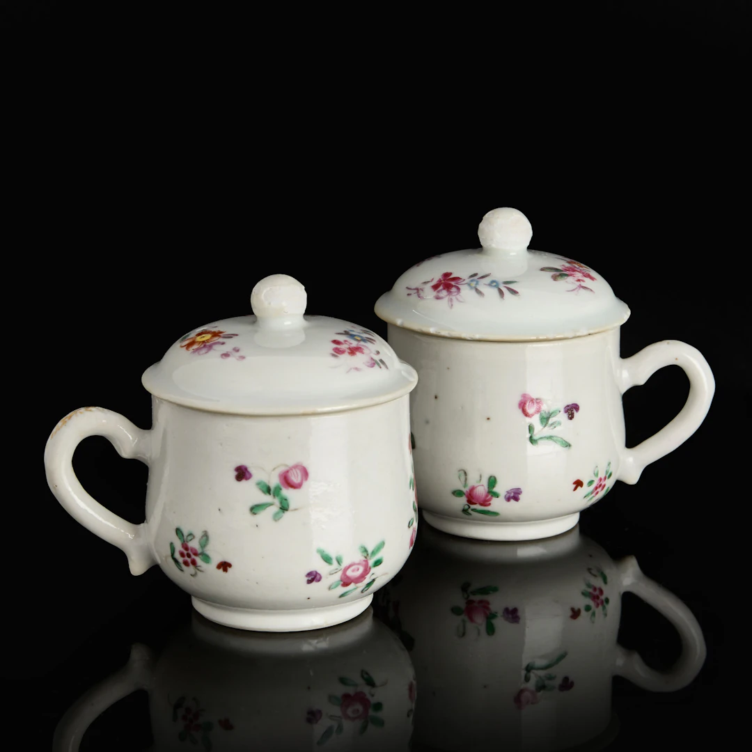 CREMEKOPPAR, 2 st, porslin, Kina, 1700-tal, polykromt blomstermåleri.