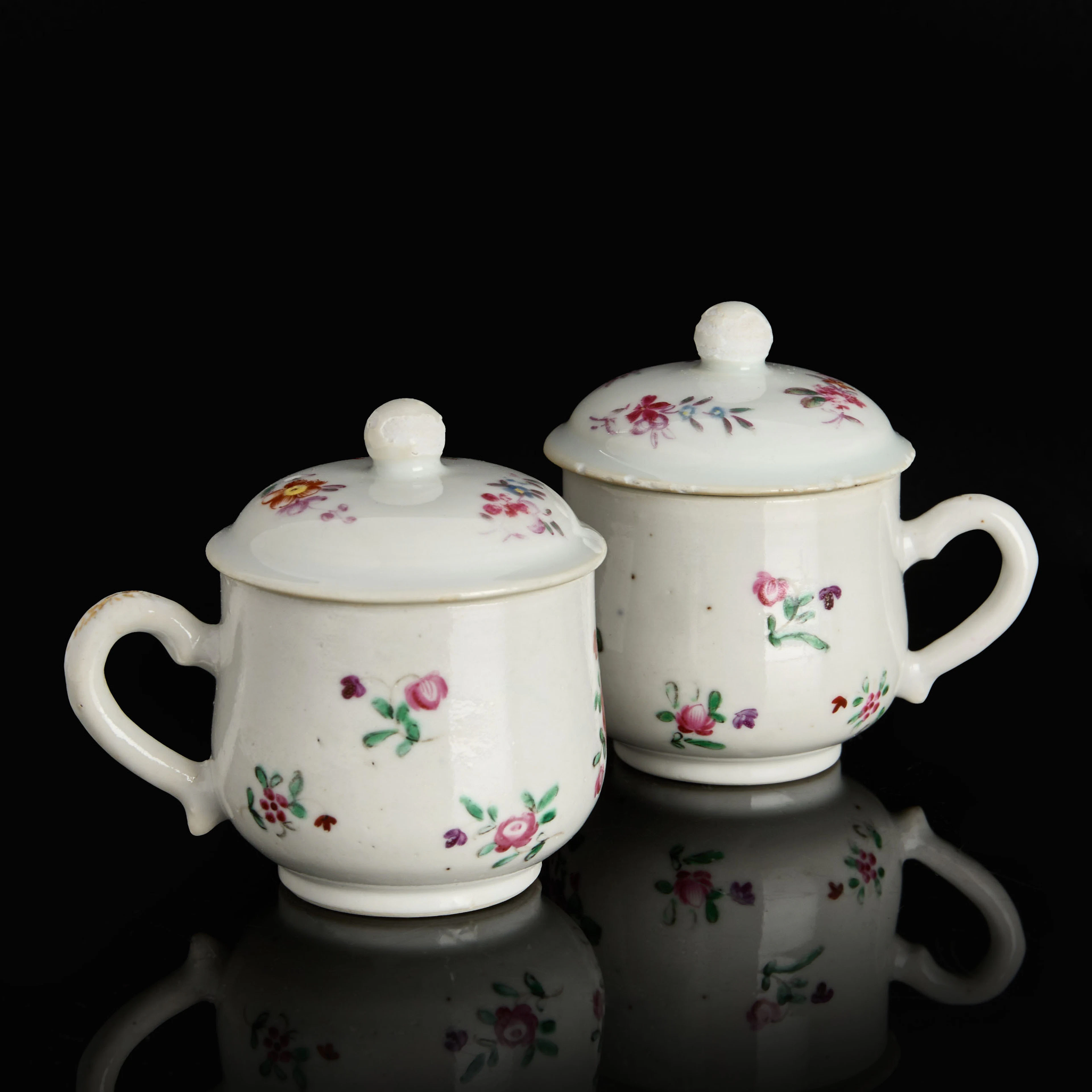 CREMEKOPPAR, 2 st, porslin, Kina, 1700-tal, polykromt blomstermåleri.