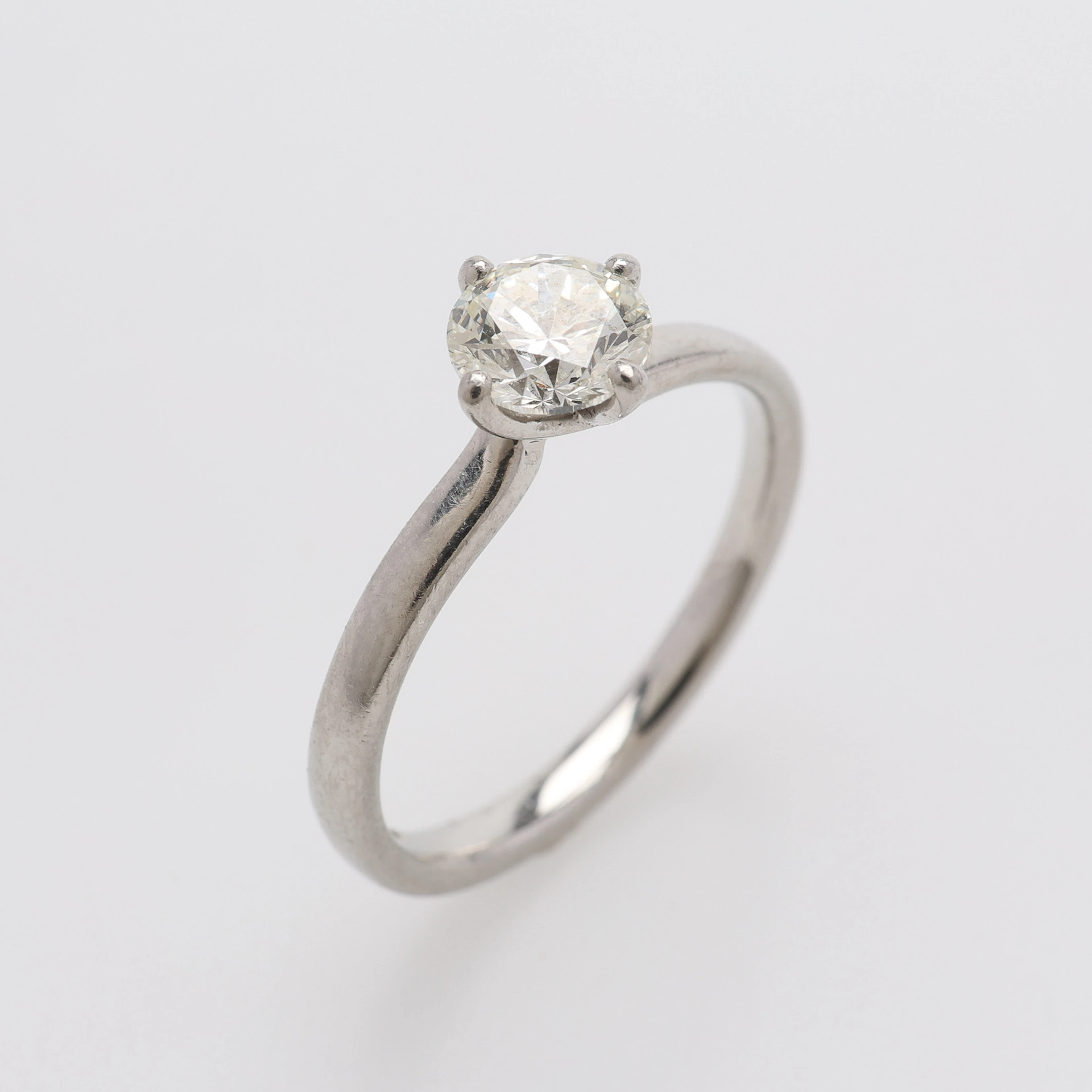 RING, PLATINA & BRILJANT OM CA 0,67 CT, BIRMINGHAM.