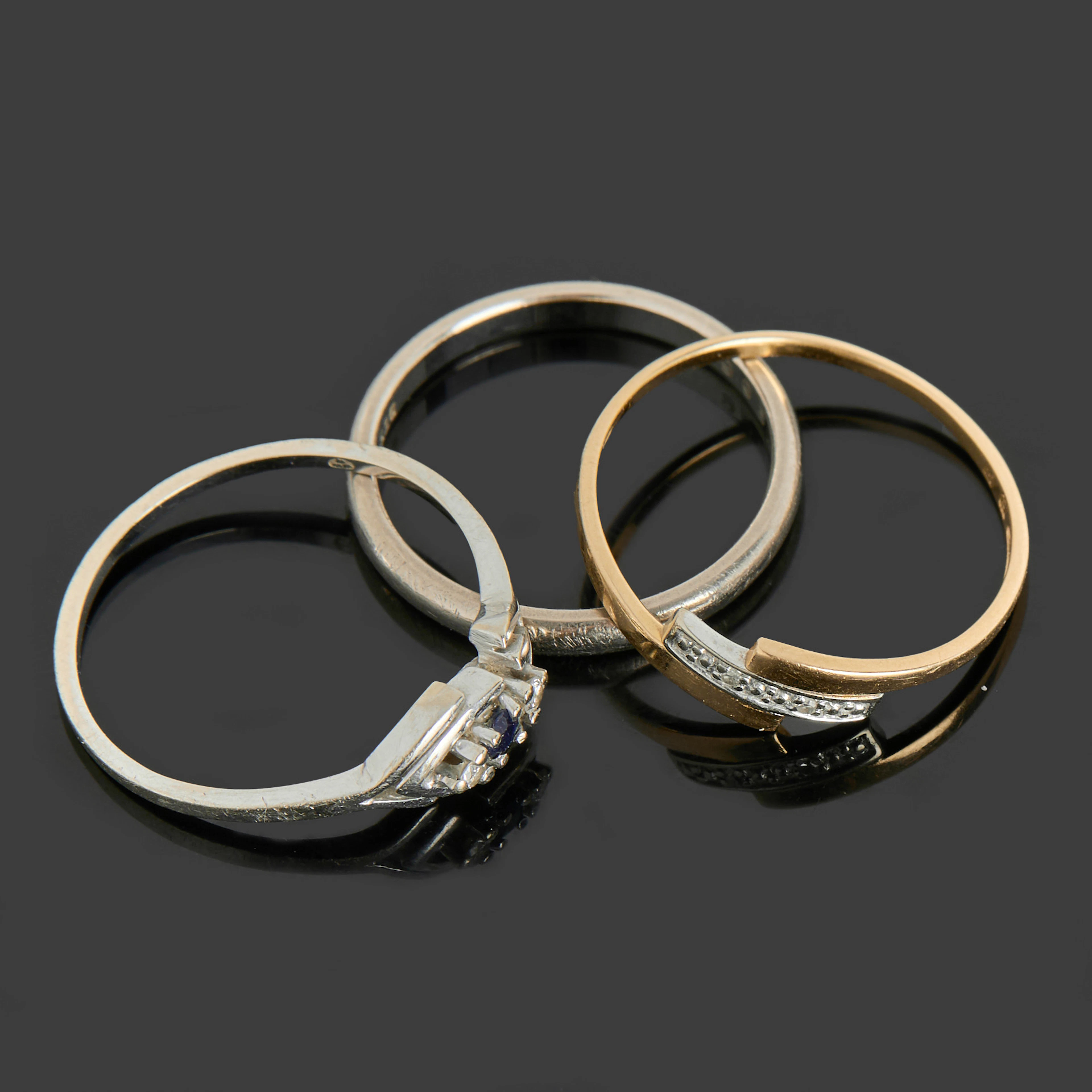 RINGAR, 3 st, 18k vitguld samt guld, diamant, safir.