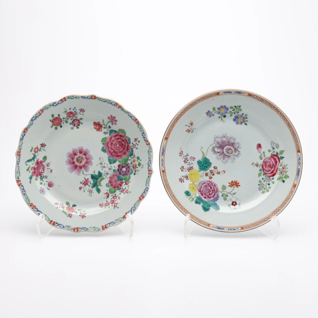TALLRIKAR, TVÅ STYCKEN, FAMILLE ROSE, KINA, 1700-TAL.
