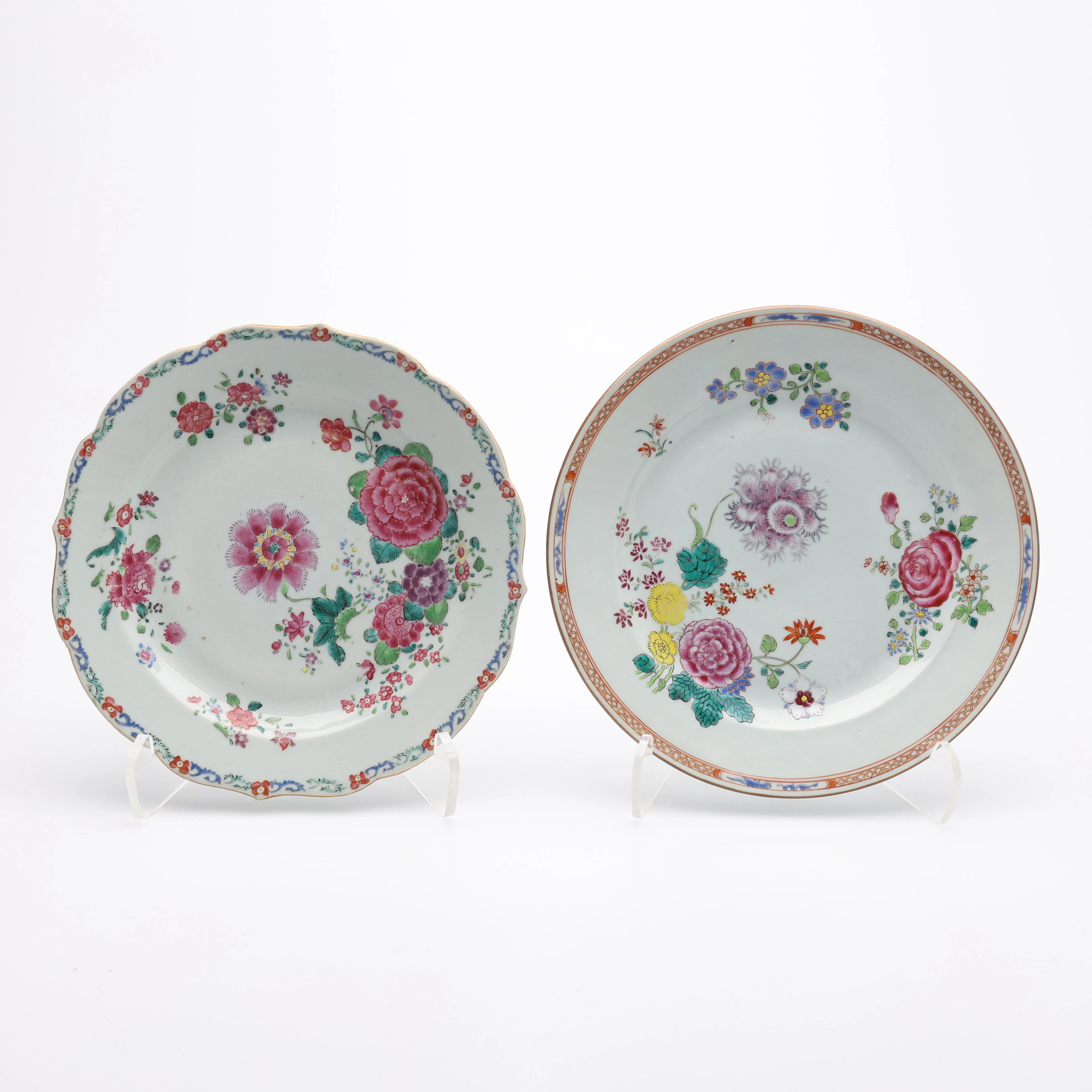 TALLRIKAR, TVÅ STYCKEN, FAMILLE ROSE, KINA, 1700-TAL.