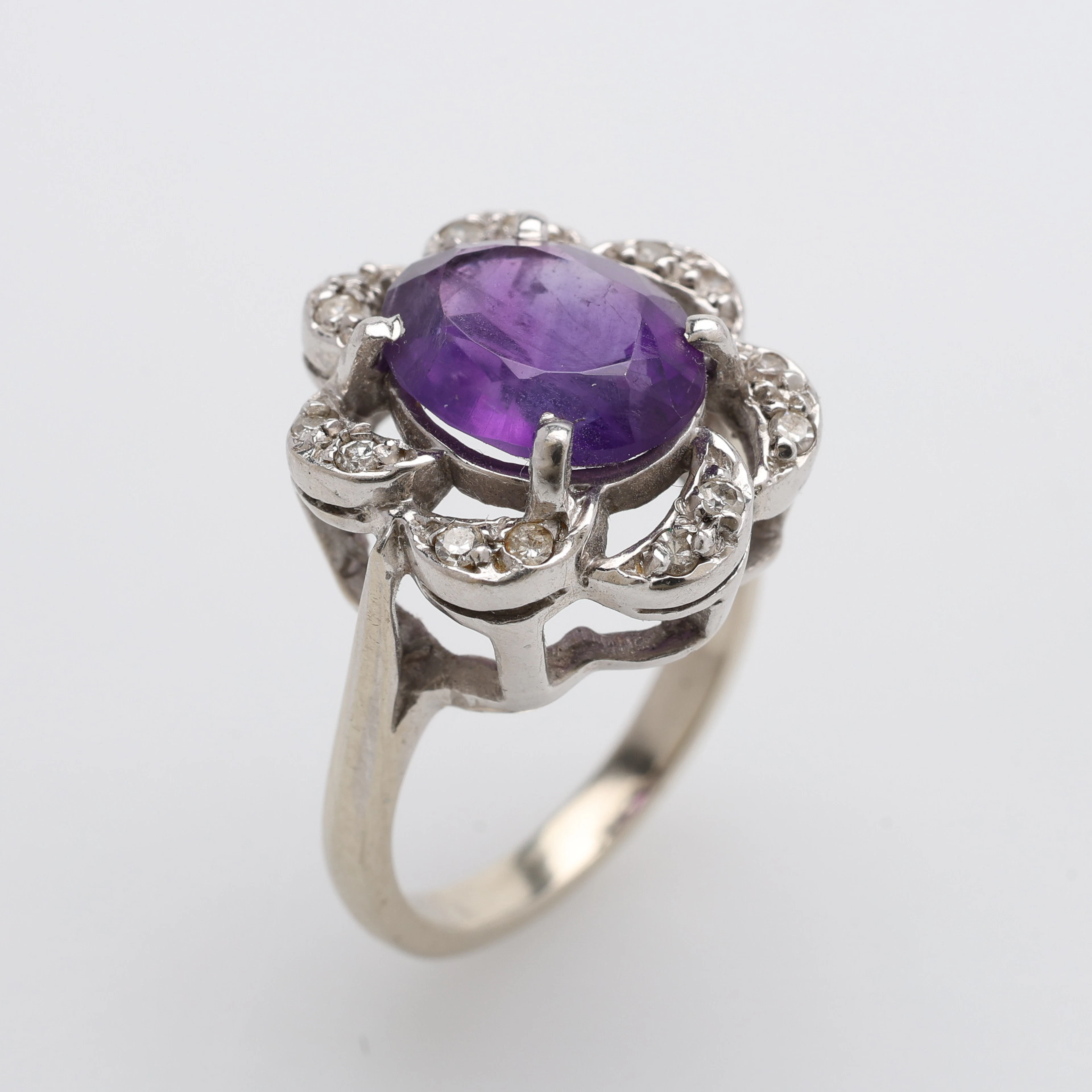 RING, 14K VITGULD MED AMETIST SAMT SMÅ DIAMANTER, VIKT CA 4,7 GRAM.