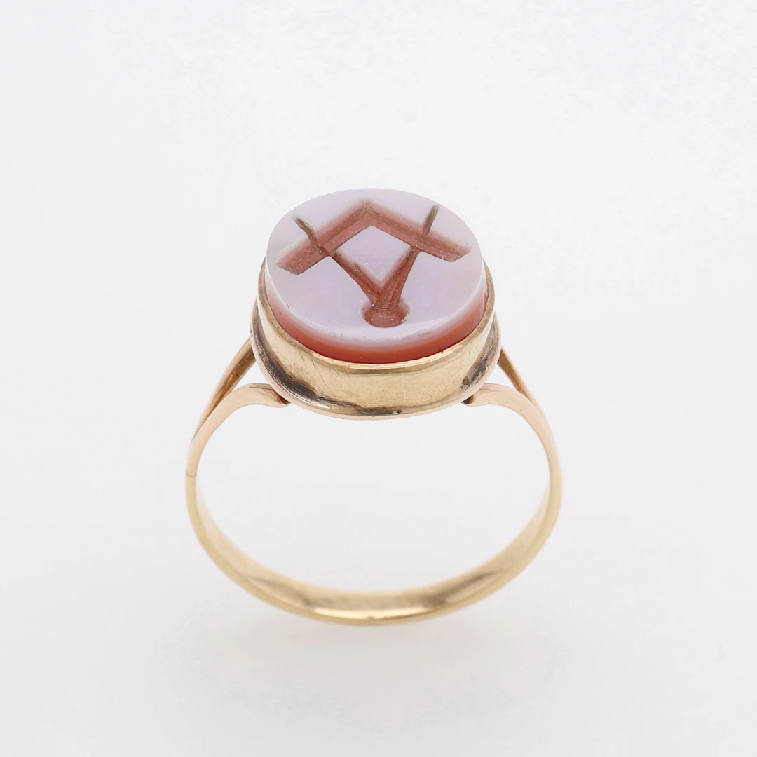 RING, 18K GULD & KARNEOL, FRIMURARDEKOR, 1800-TALETS SLUT, TOTALT 2,8 GRAM.