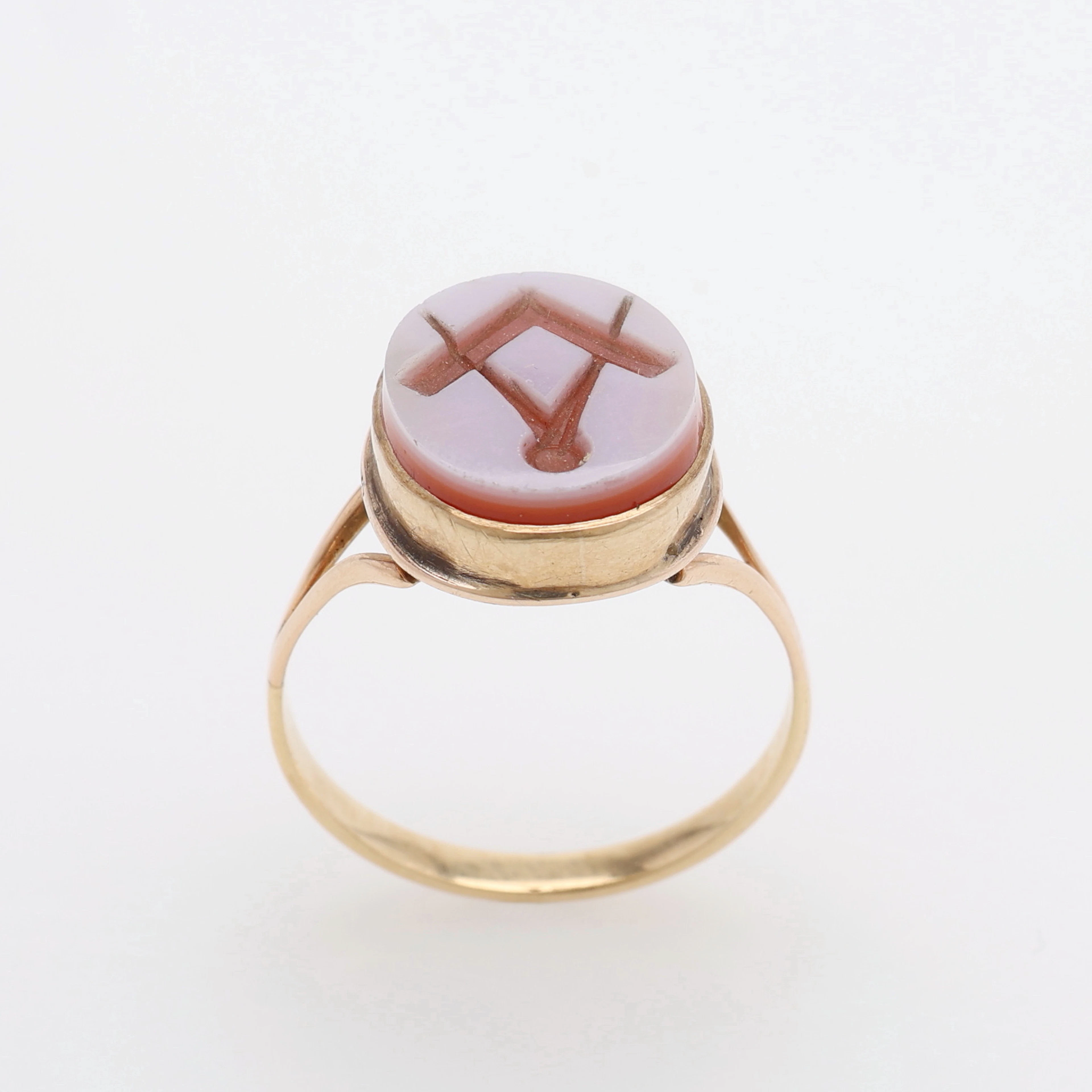 RING, 18K GULD & KARNEOL, FRIMURARDEKOR, 1800-TALETS SLUT, TOTALT 2,8 GRAM.