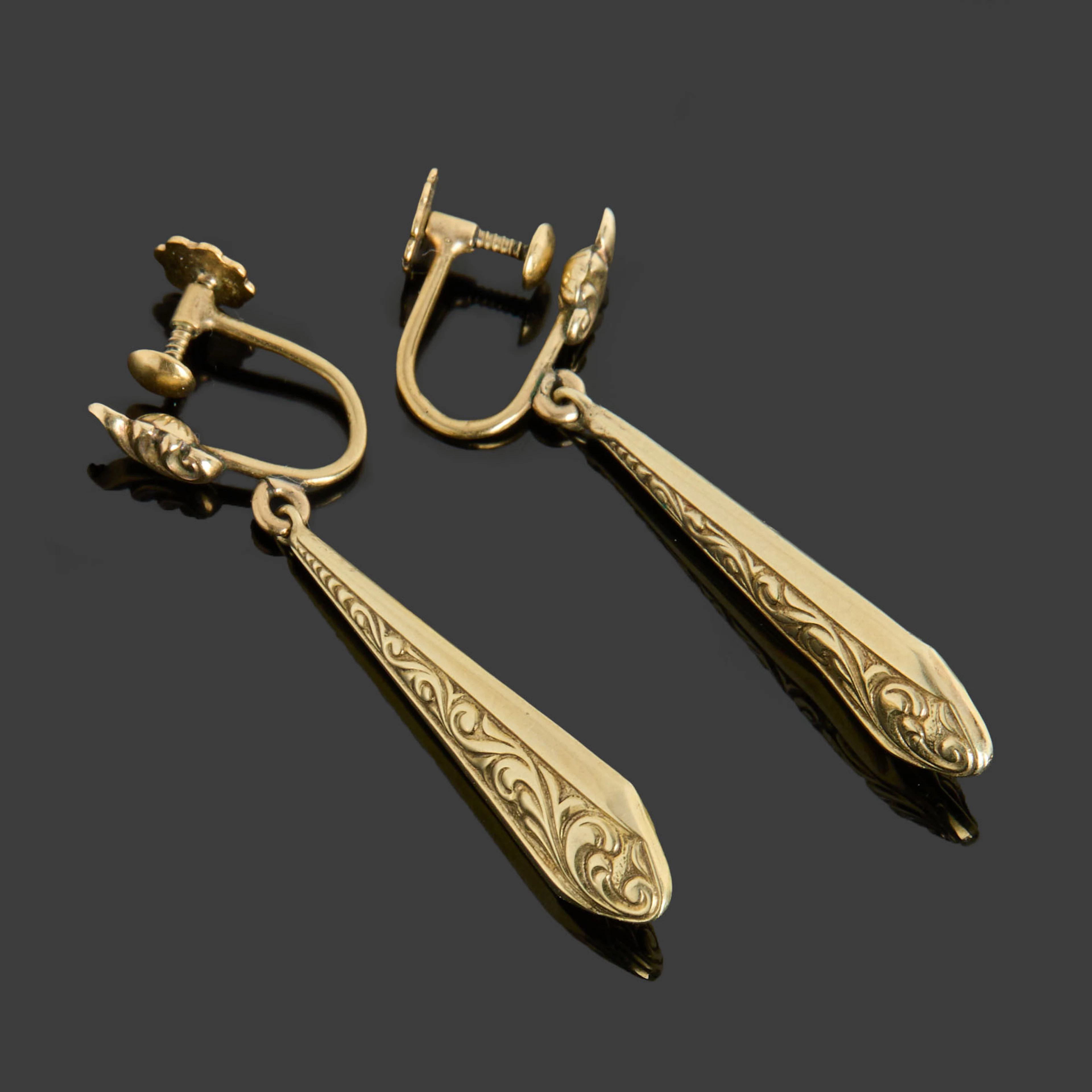DROPPÖRHÄNGEN, 8k guld, mönstrad dekor, skruvlås.