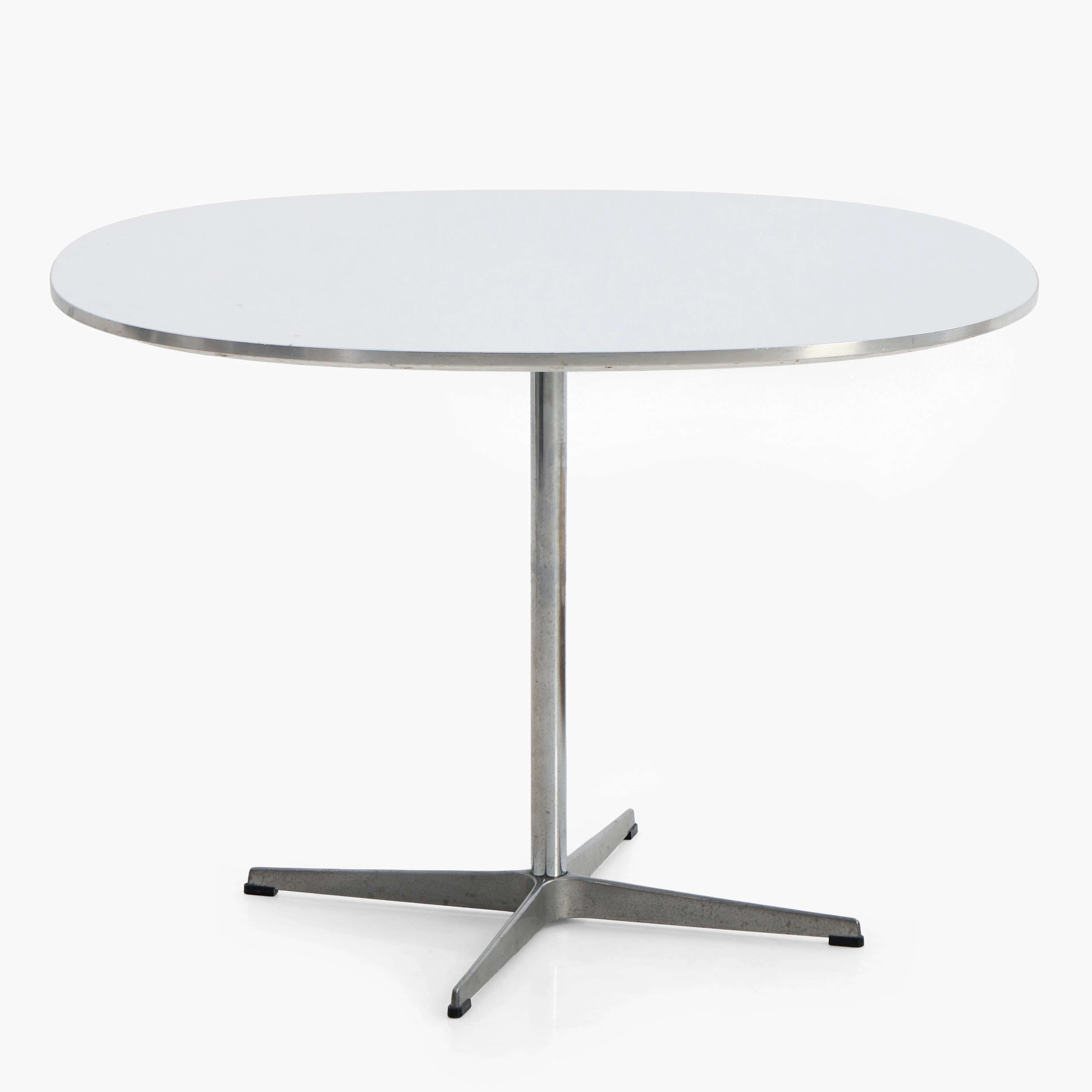 ARNE JACOBSEN. Matbord med skiva av vit laminat och underrede av stål