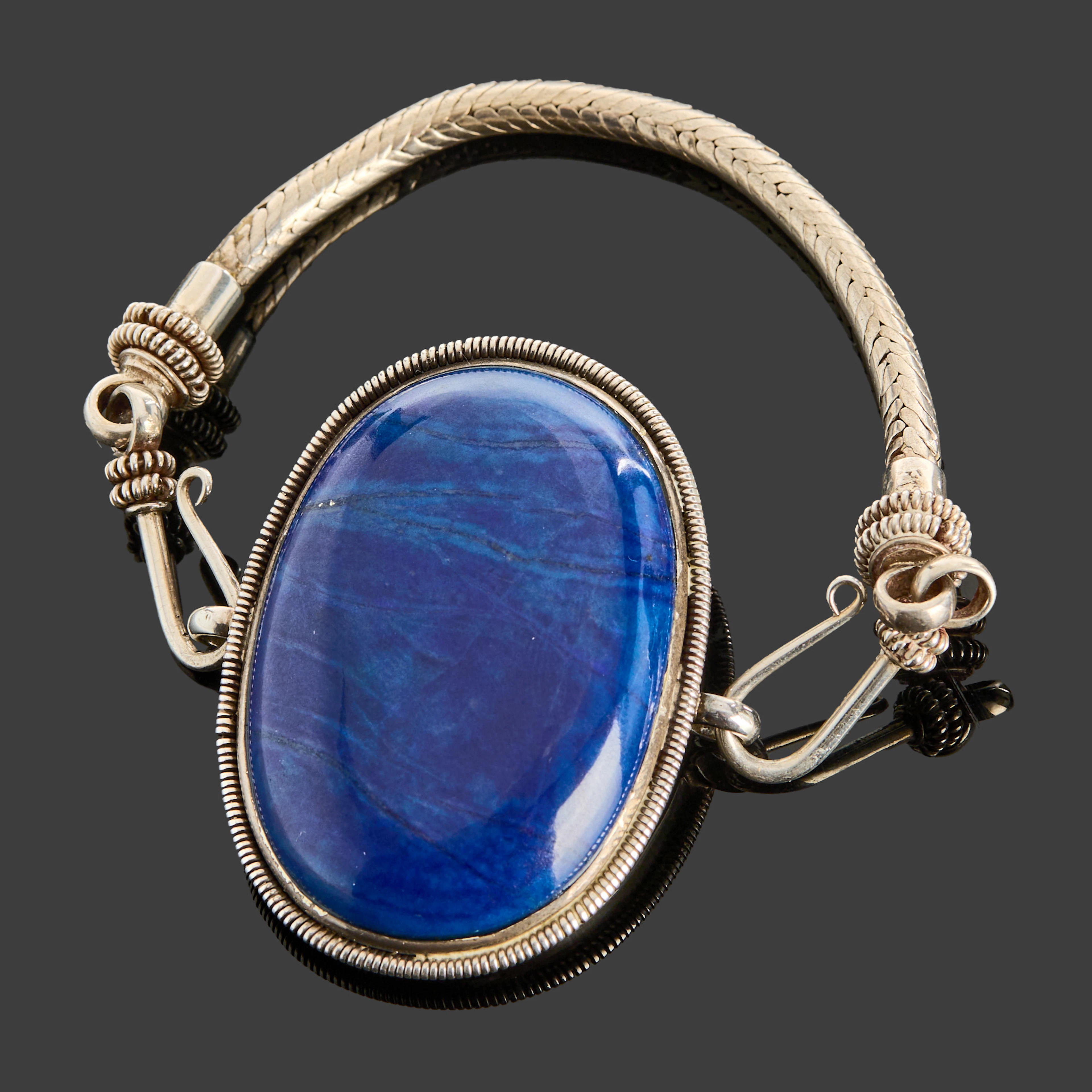 ARMBAND, silver med en cabochonslipad färgad lapis lazuli, Indien.