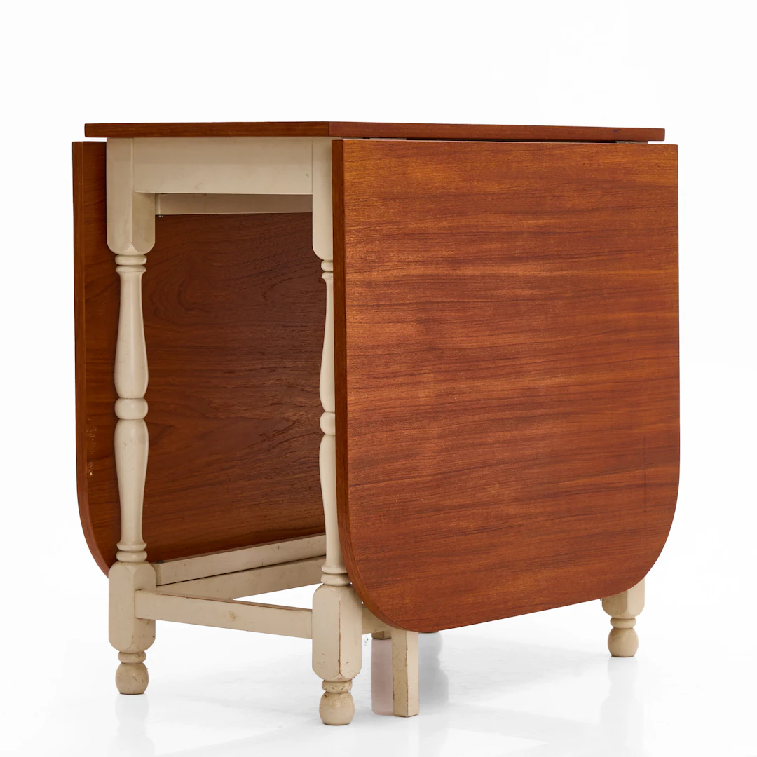 KLAFFBORD, skiva fanérad i teak, vitlackerat underrede, 1960-tal.