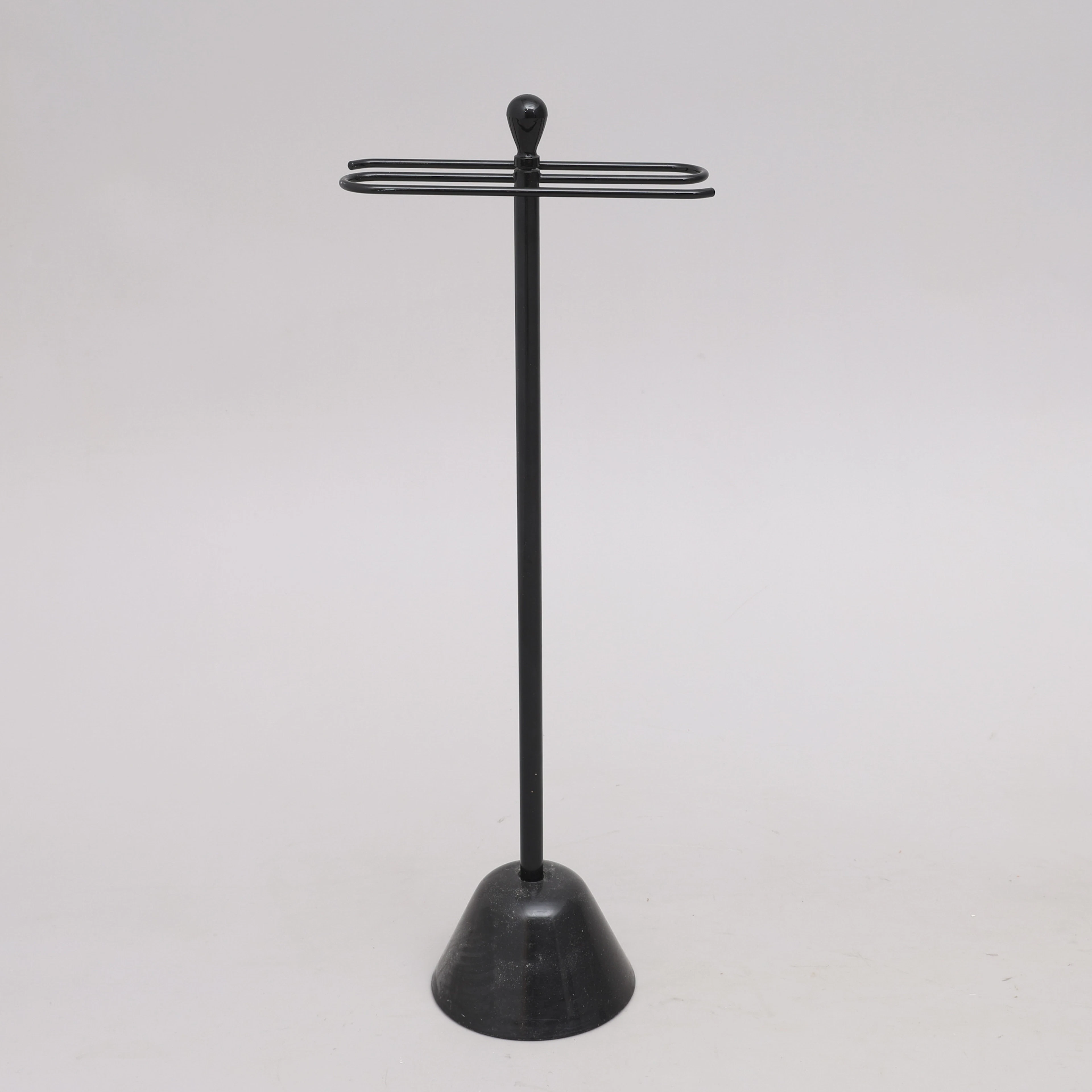 ACHILLE CASTIGLIONI. HANDDUKSSHÅLLARE, SVARTLACKERAD METALL, "SERVIETTO"
