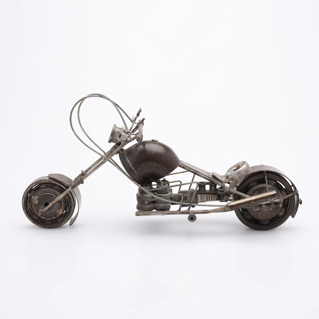 OKÄND KONSTNÄR. SKULPTUR I FORM AV EN MOTORCYKEL, METALLSKROT.