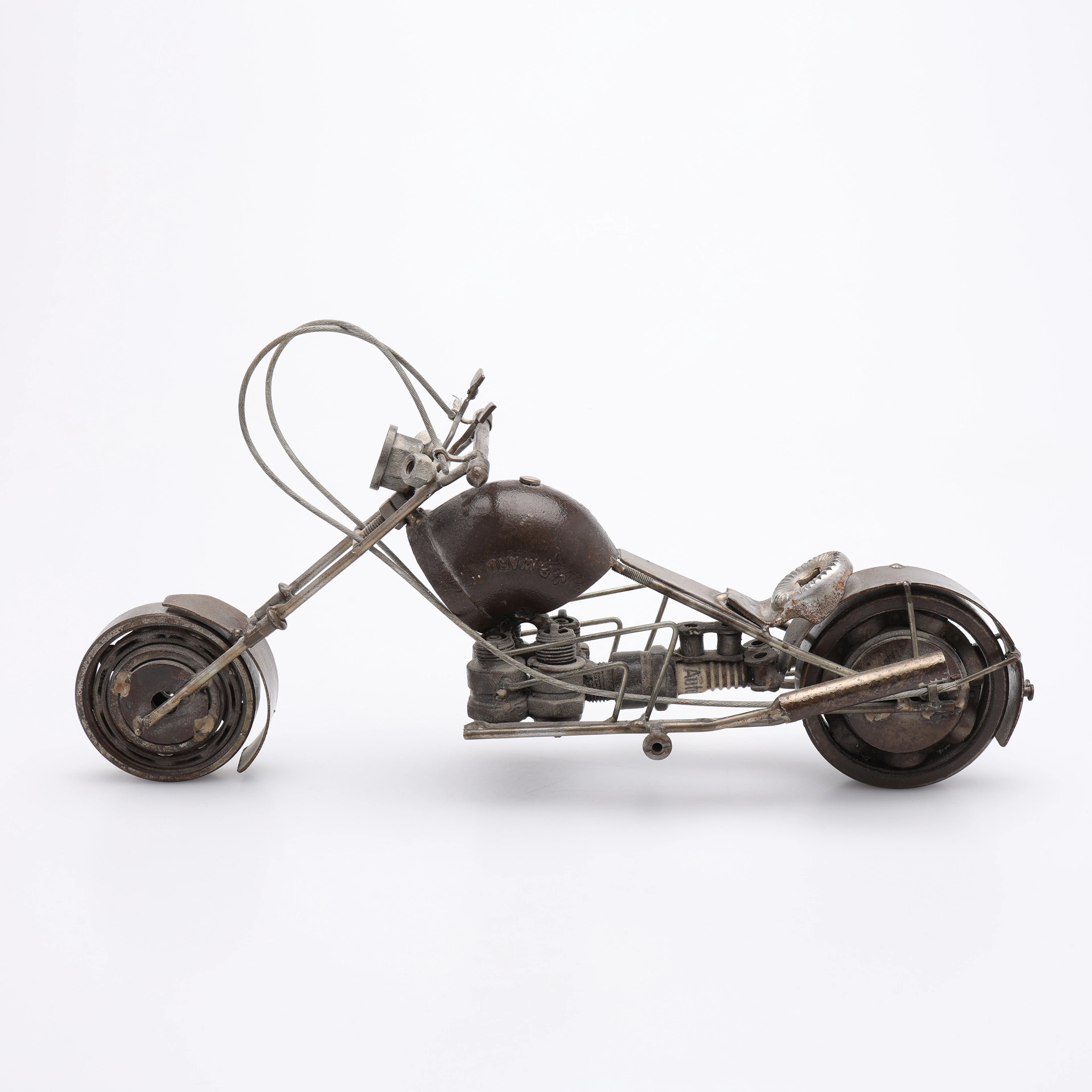 OKÄND KONSTNÄR. SKULPTUR I FORM AV EN MOTORCYKEL, METALLSKROT.