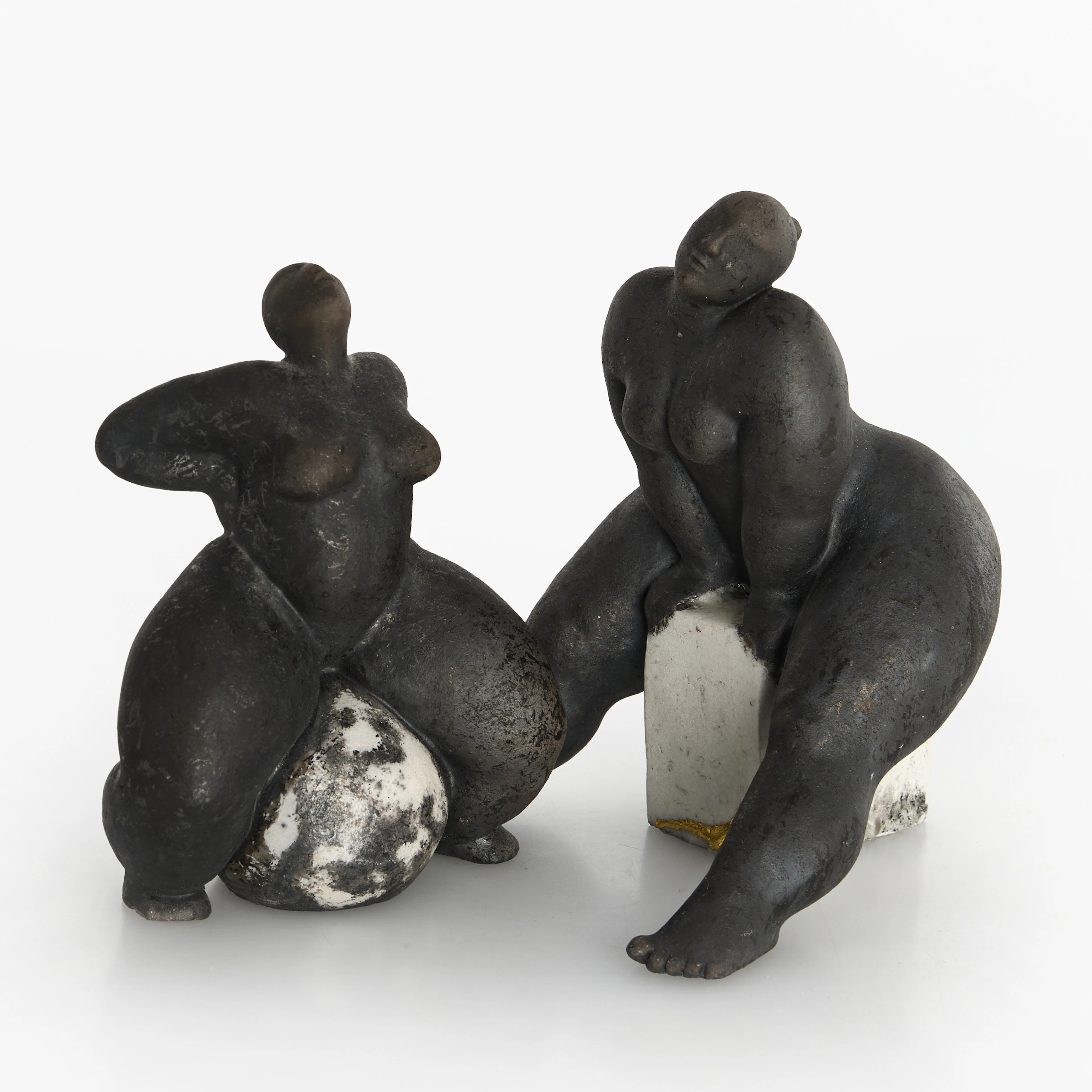 PERNILLE BRETHVAD (Danmark, f. 1954). Kvinnofigurer, 2 st, glaserat