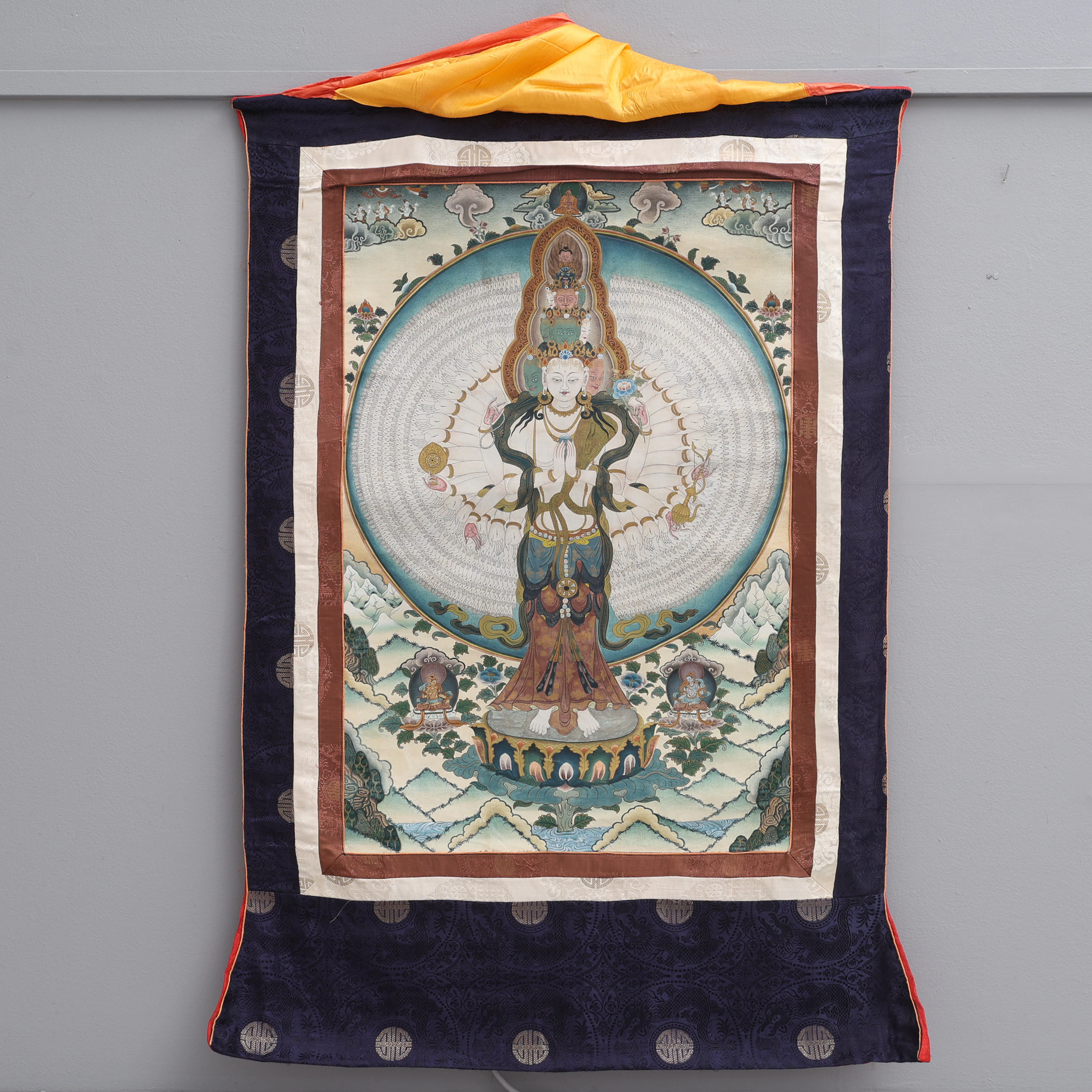 EN THANGKA FÖRESTÄLLANDE DEN TUSENARMADE AVALOKITESVARA, Tibet, 1950/60-TAL.