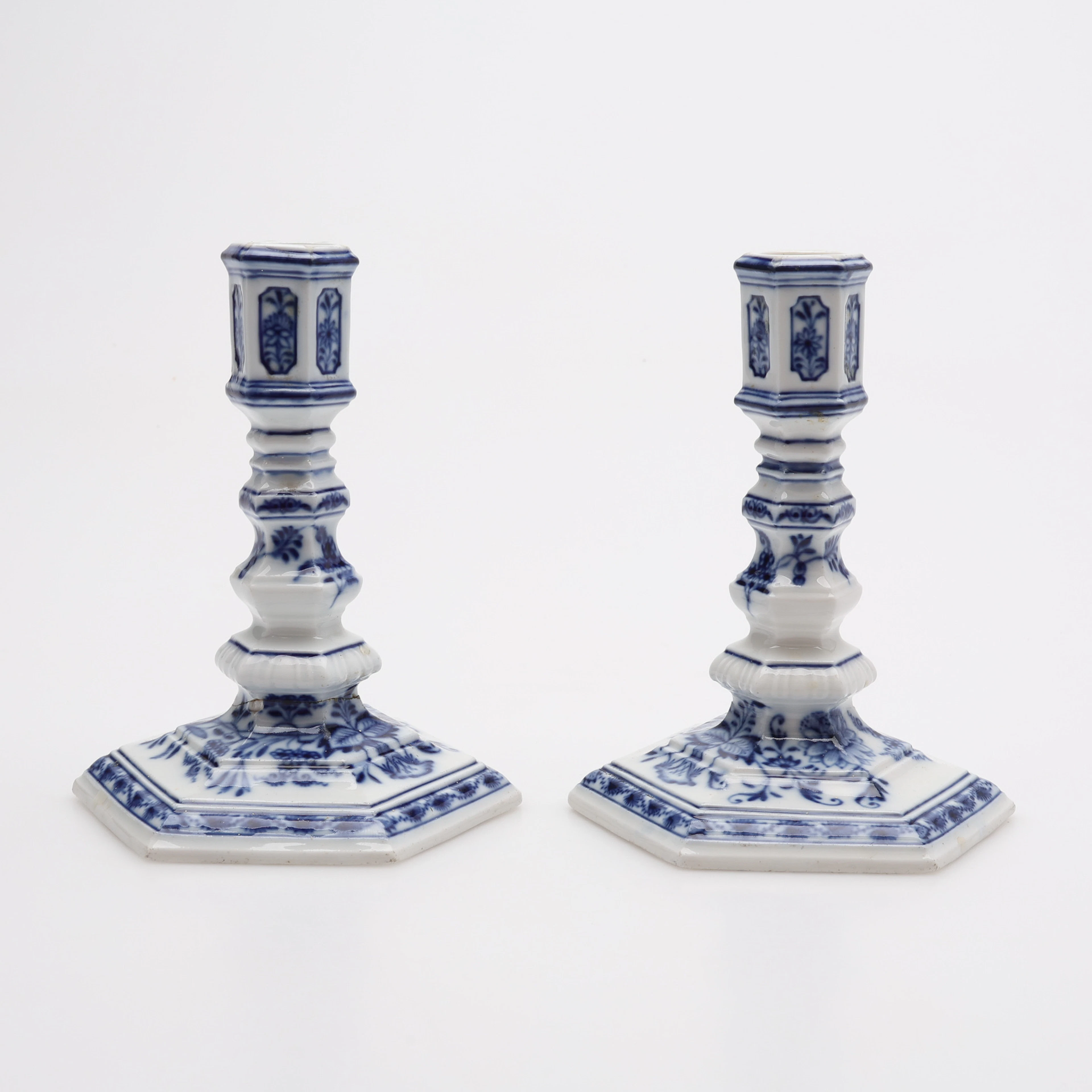 LJUSSTAKAR, ETT PAR, PORSLIN, LÖKMÖNSTER, MEISSEN, EFTER 1700-TALS MODELL.