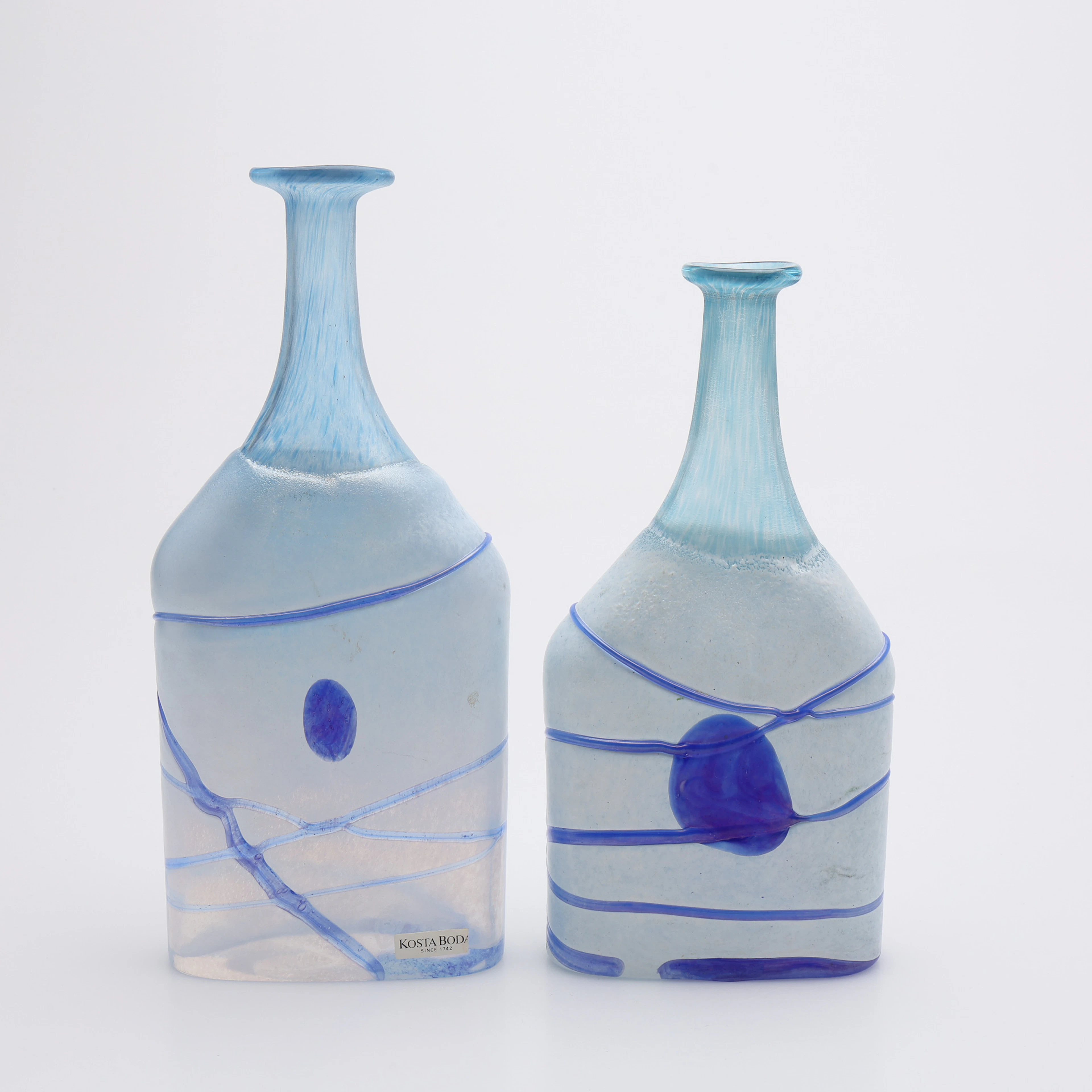 BERTIL VALLIEN. VASER, TVÅ STYCKEN, "GALAXY BLUE", KOSTA BODA.