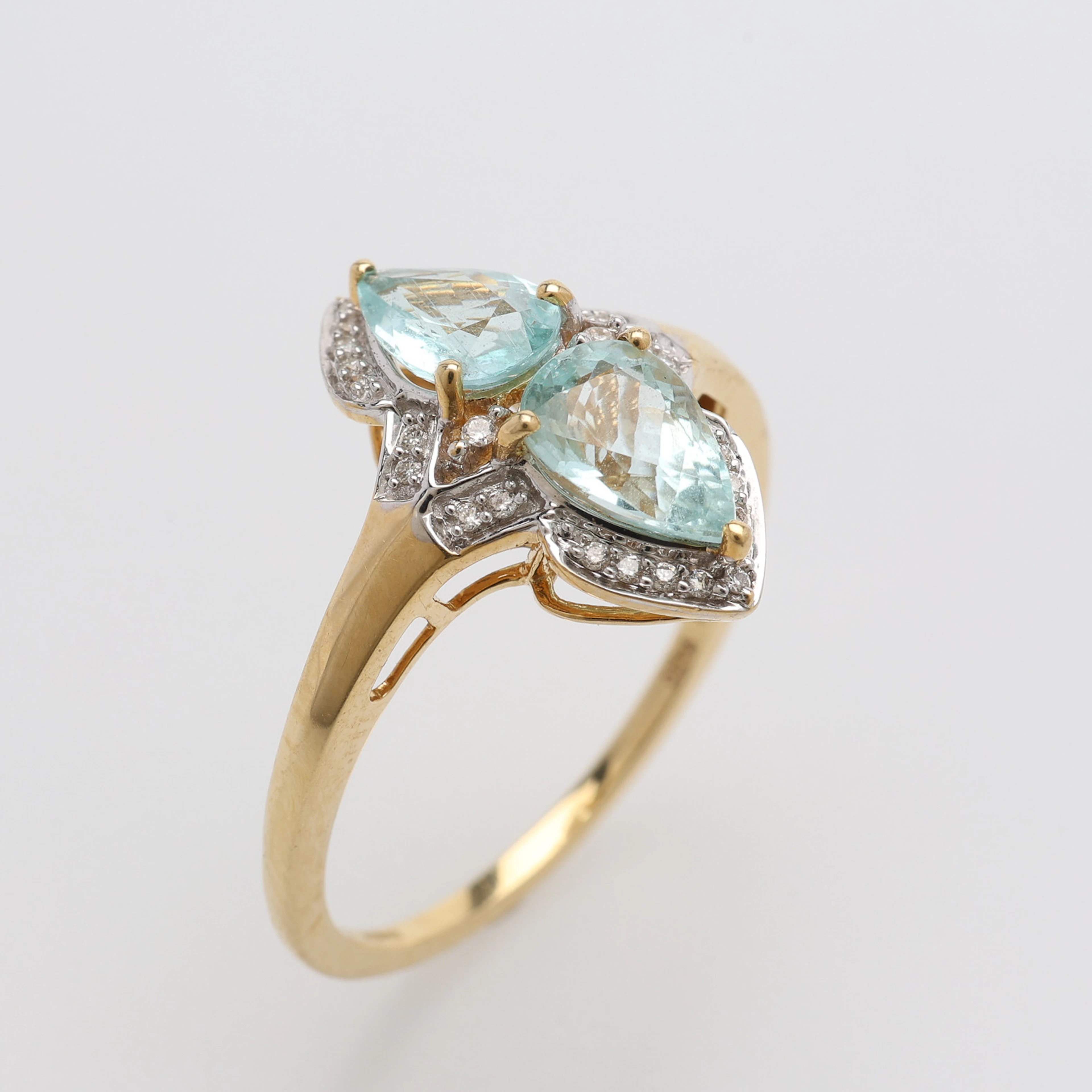 RING, 18K GULD, PÄRONFORMADE AKVAMARINER & SMÅ BRILJANTER, BIRMINGHAM