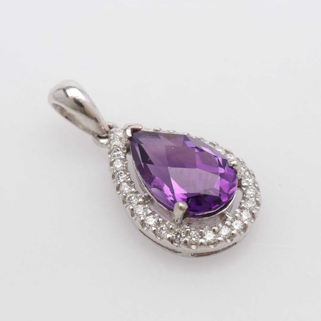 HÄNGE, 18K VITGULD, SMÅ DIAMANTER & AMETIST, TOTALT 3,5 GRAM.