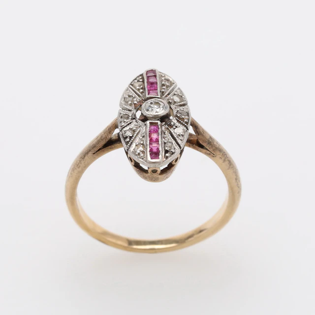 RING, 18K GULD, RÖDA TOPASER & GAMMALSLIPADE DIAMANTER, ART DECO.