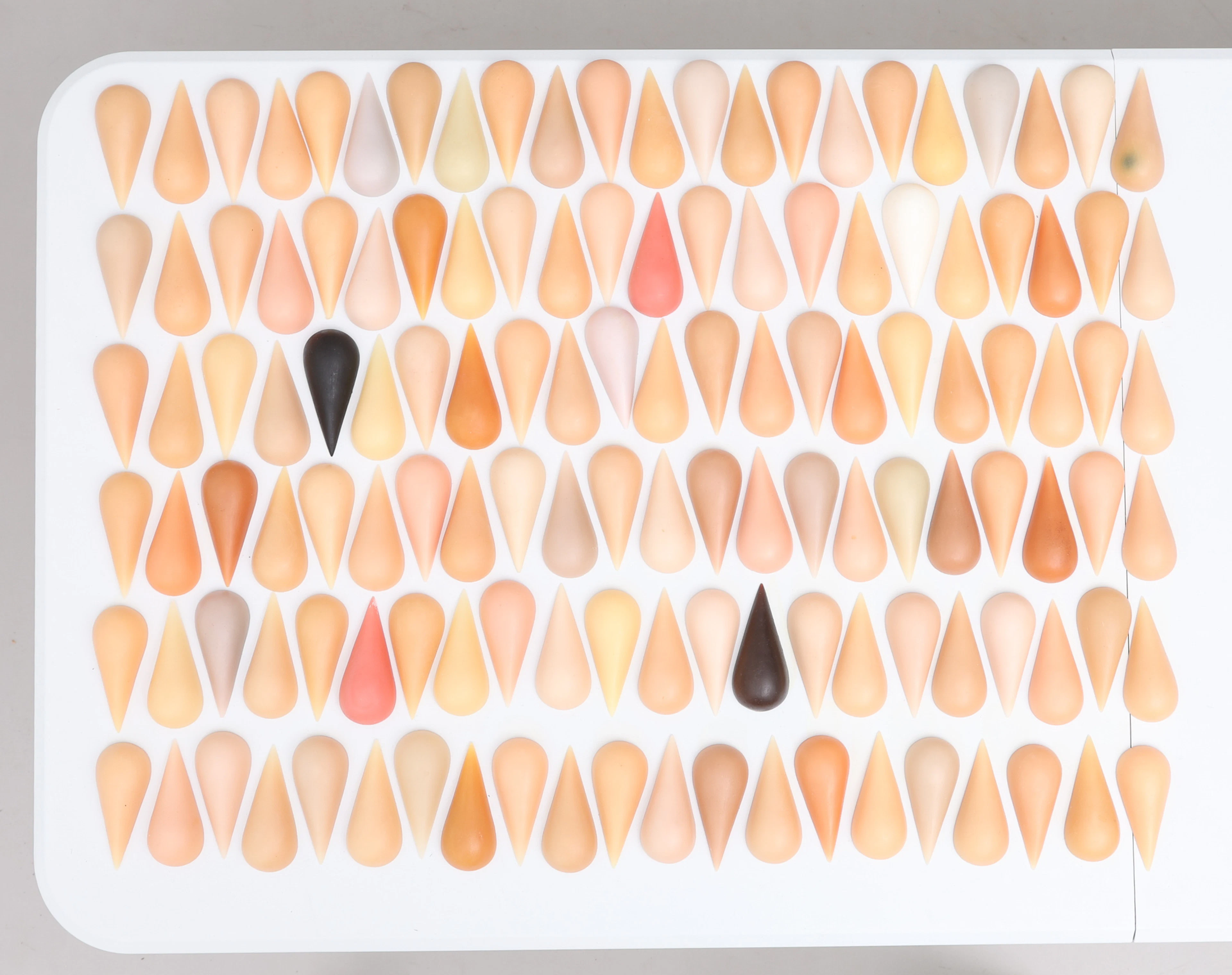 STINA EBERS 1962-2025. INSTALLATION, PIGMENTERAD PARAFIN, INKLUSIVE