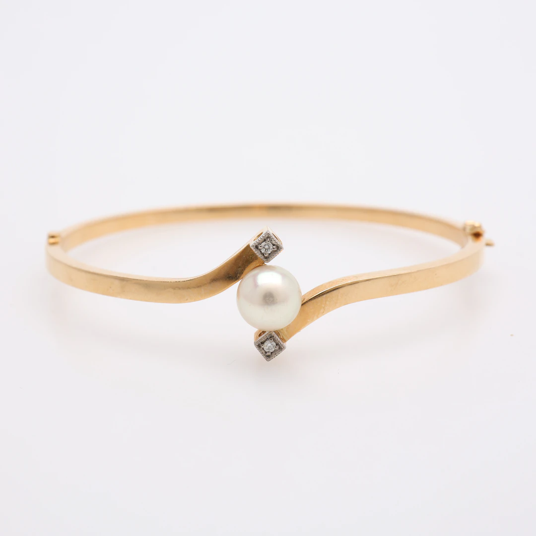 ARMRING, 18K GULD, MED PÄRLA & TVÅ SMÅ DIAMANTER OM 0,02 CT ENLIGT