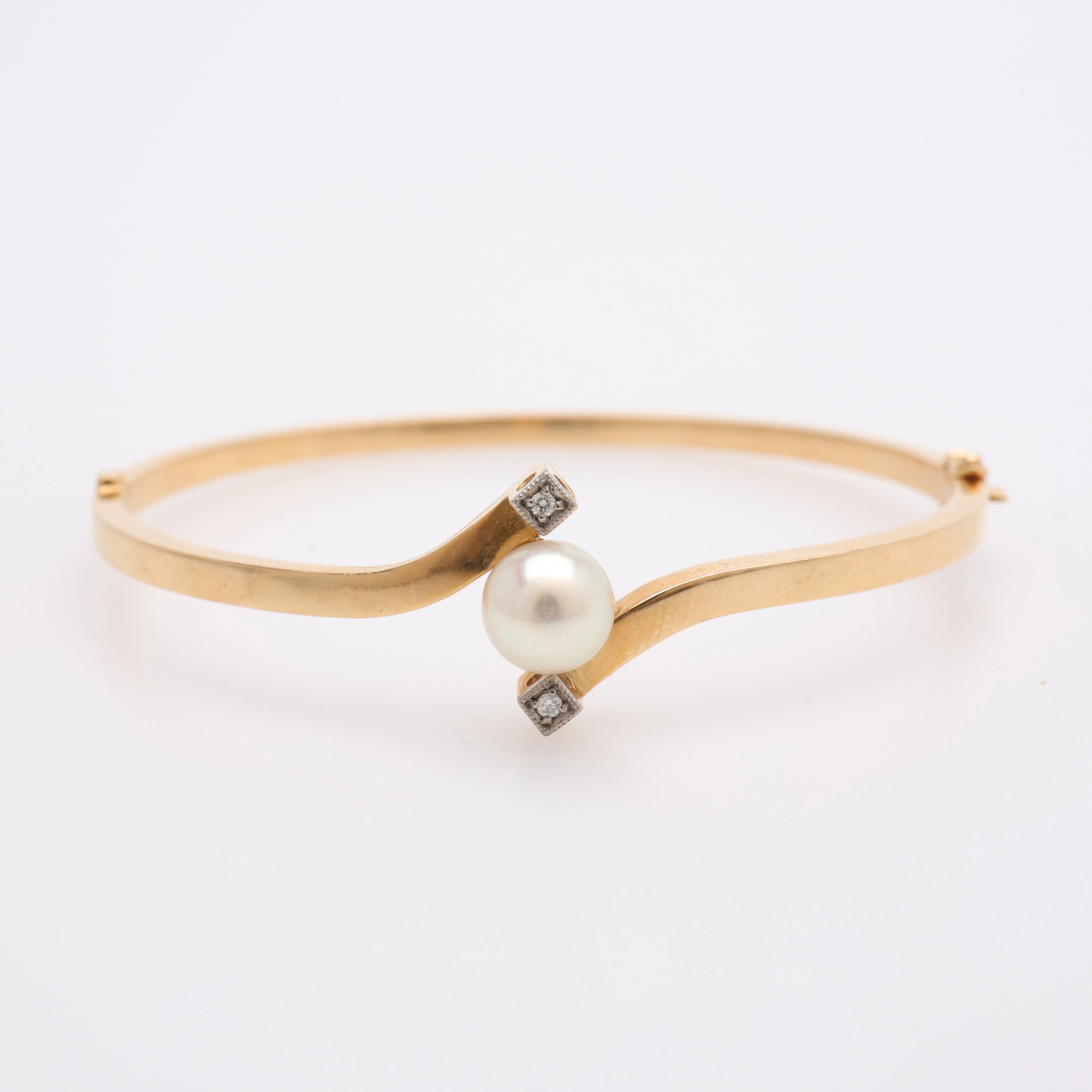 ARMRING, 18K GULD, MED PÄRLA & TVÅ SMÅ DIAMANTER OM 0,02 CT ENLIGT