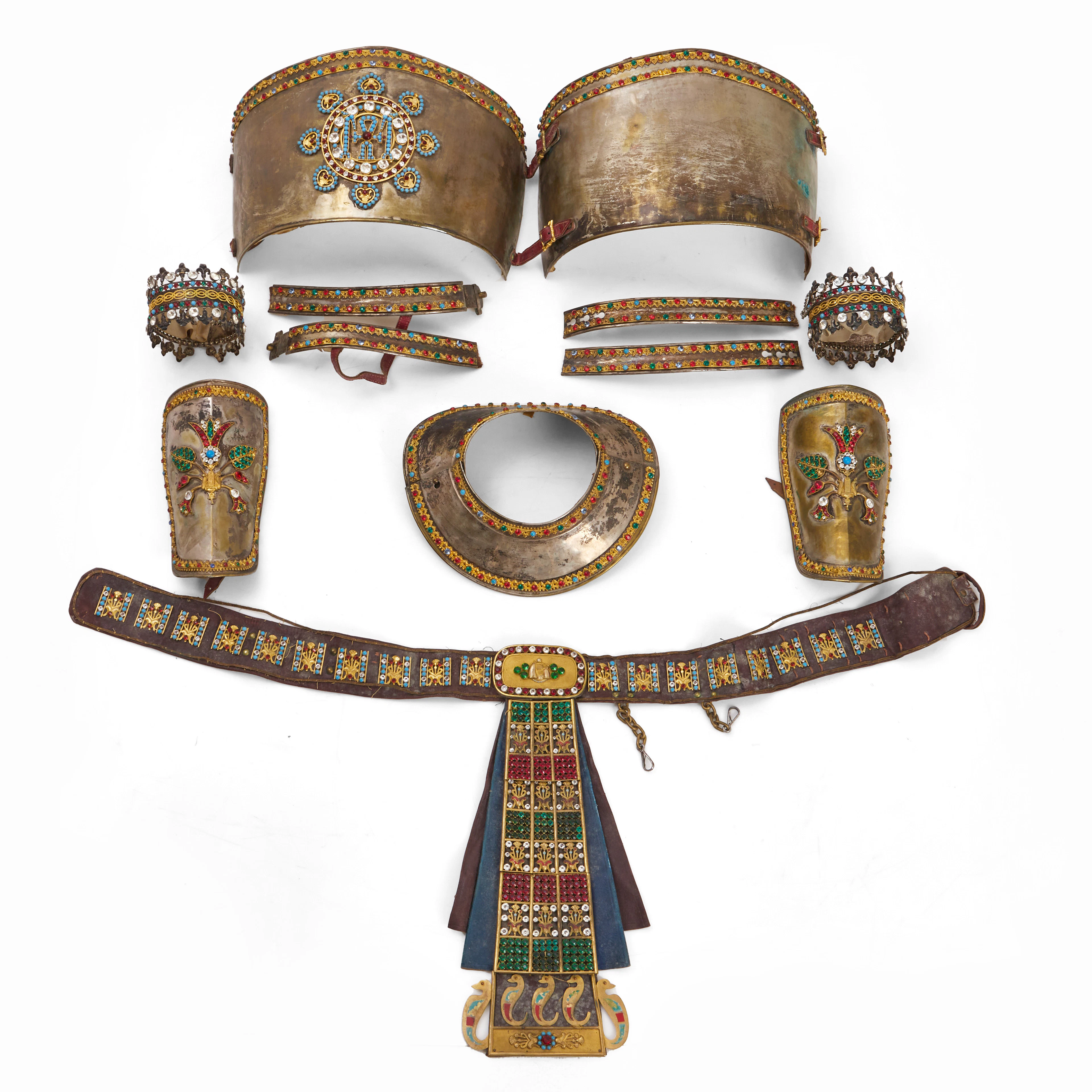 RUSTNING (TEATERREKVISITA), 8 delar, egyptiska dekorinslag, mässing
