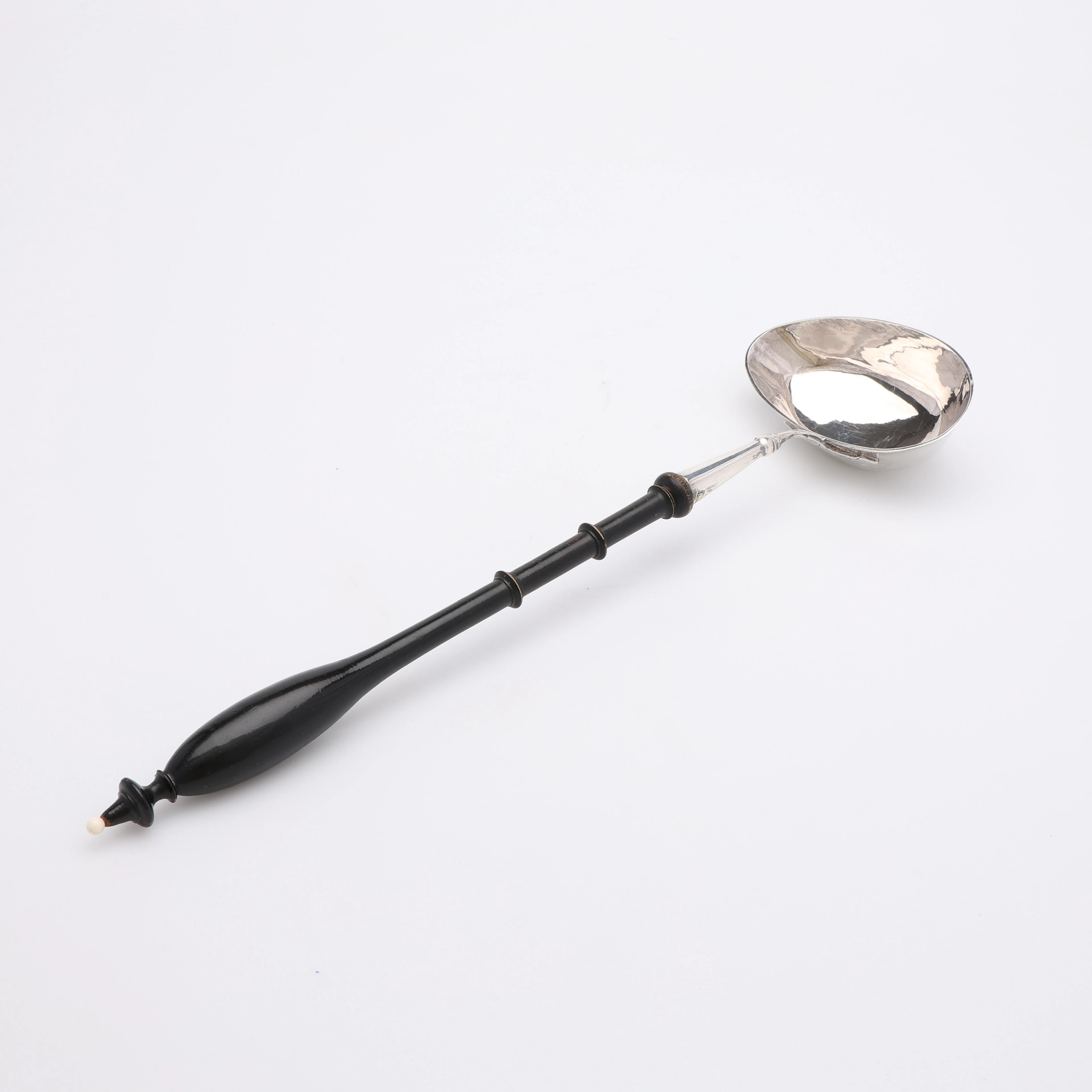 SLEV, SILVER MED SVARVAT TRÄHANDTAG, 1798.