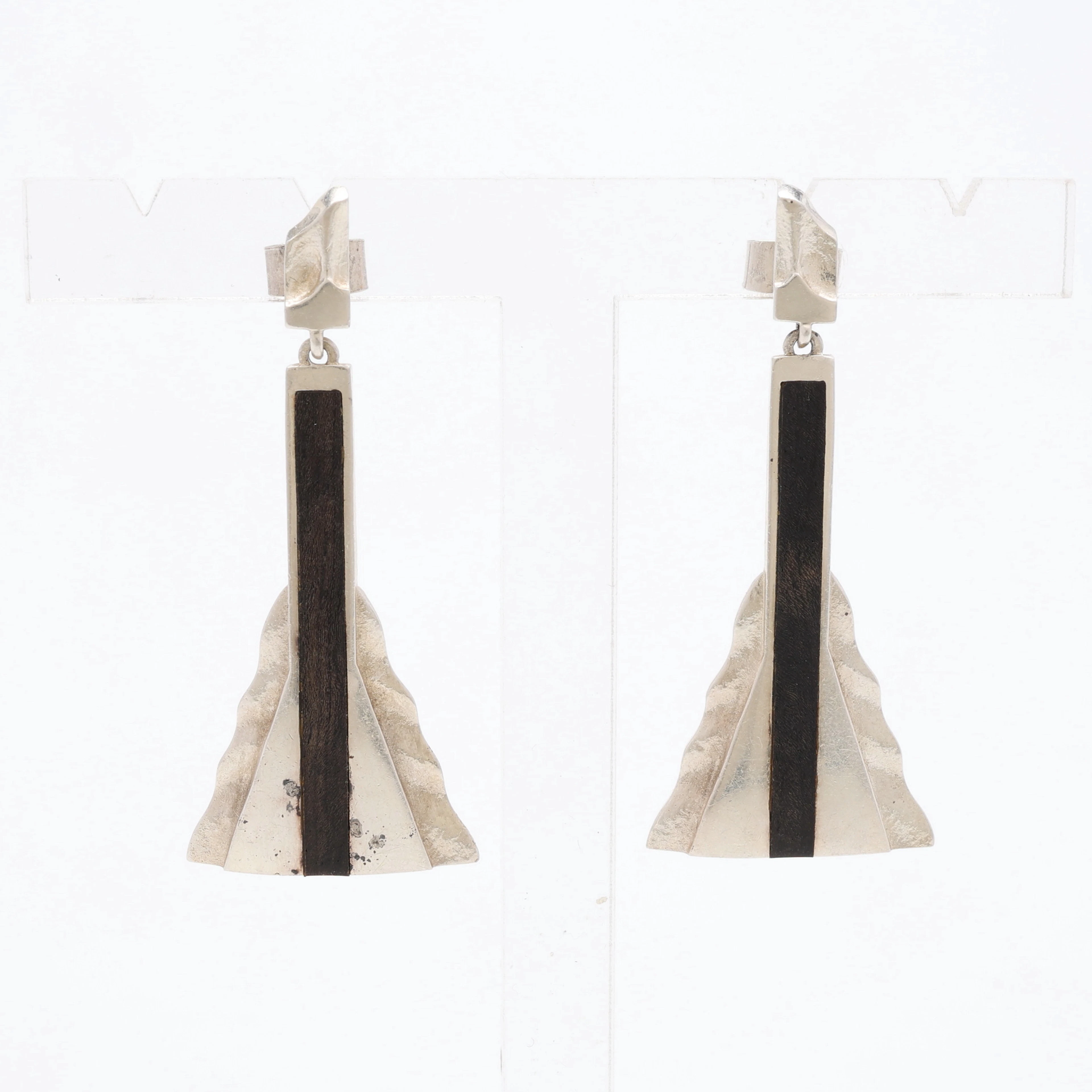 ZOLTAN POPOVITS. ÖRHÄNGEN, ETT PAR, STERLINGSILVER & EBENHOLTS, LAPPONIA