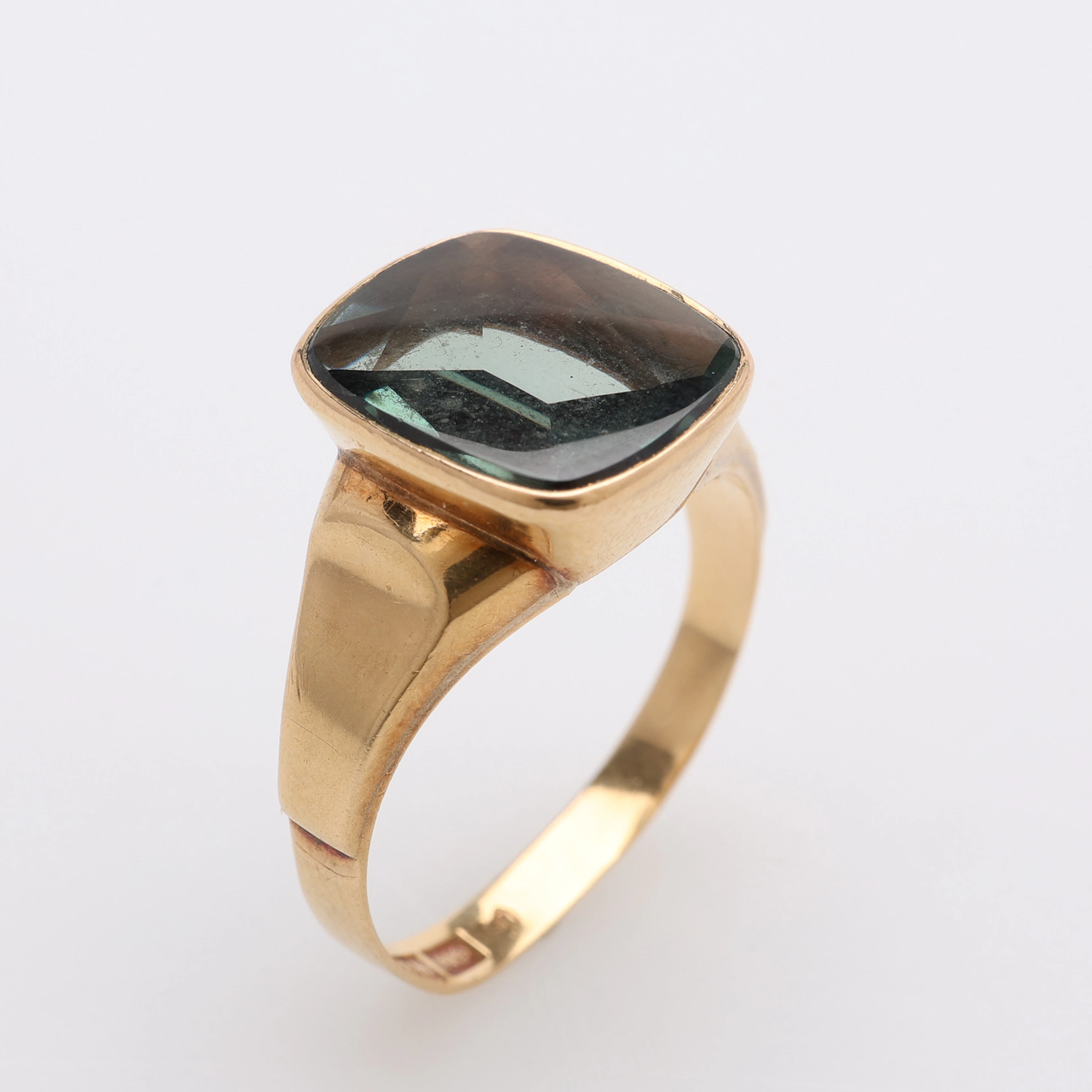 KLACKRING, MED SYNTETISK SLIPAD TURMALIN, 18K GULD, VIKT CA 4,2 GRAM.