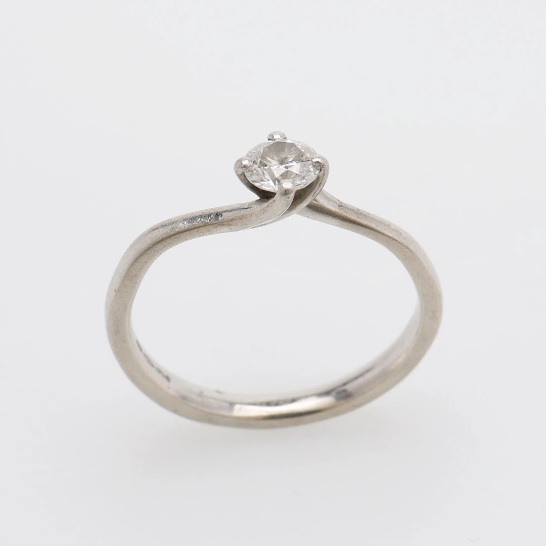 RING, PLATINA & BRILJANT OM CIRKA 0,3 CT, BIRMINGHAM, 1990-TAL, 3,4 GRAM.