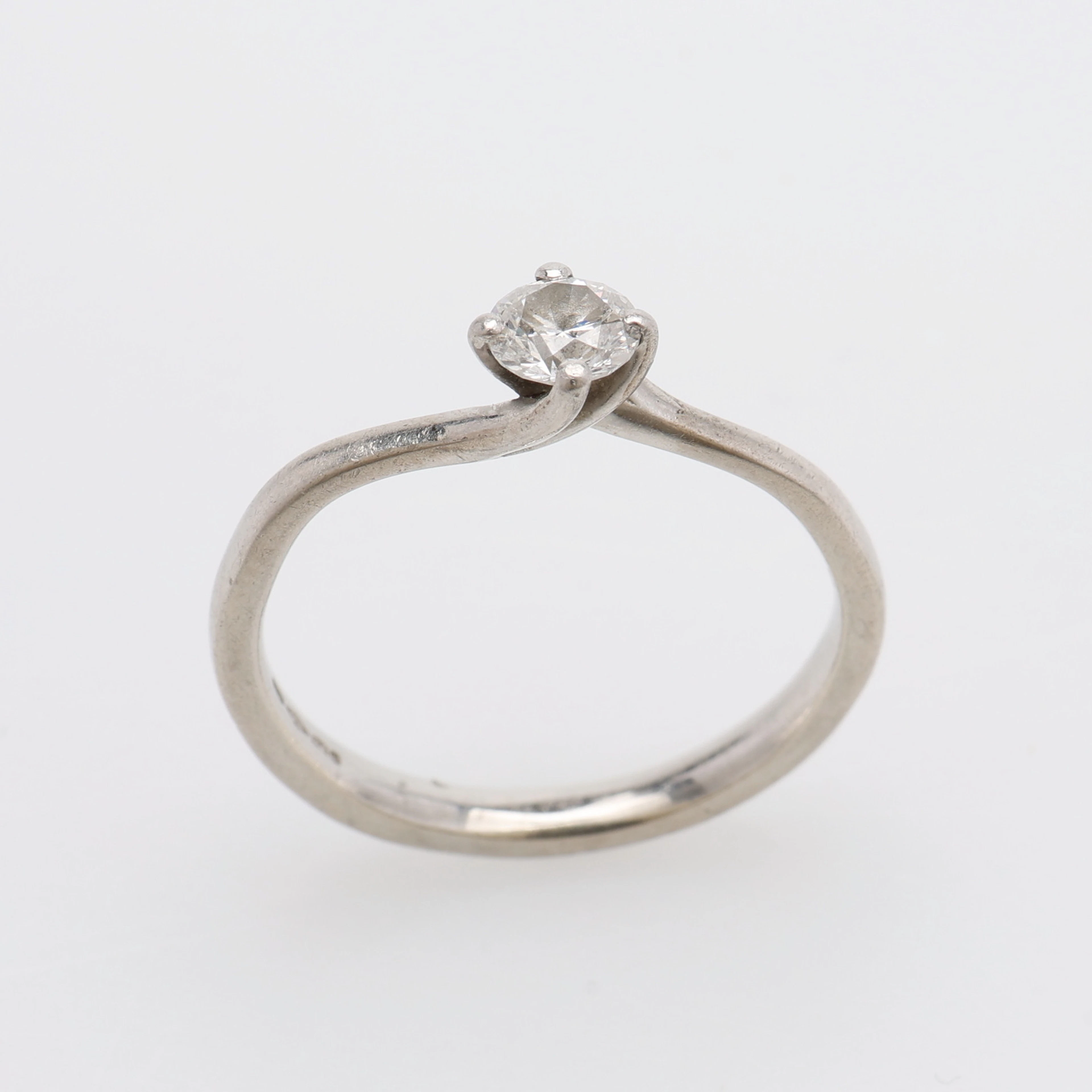 RING, PLATINA & BRILJANT OM CIRKA 0,3 CT, BIRMINGHAM, 1990-TAL, 3,4 GRAM.