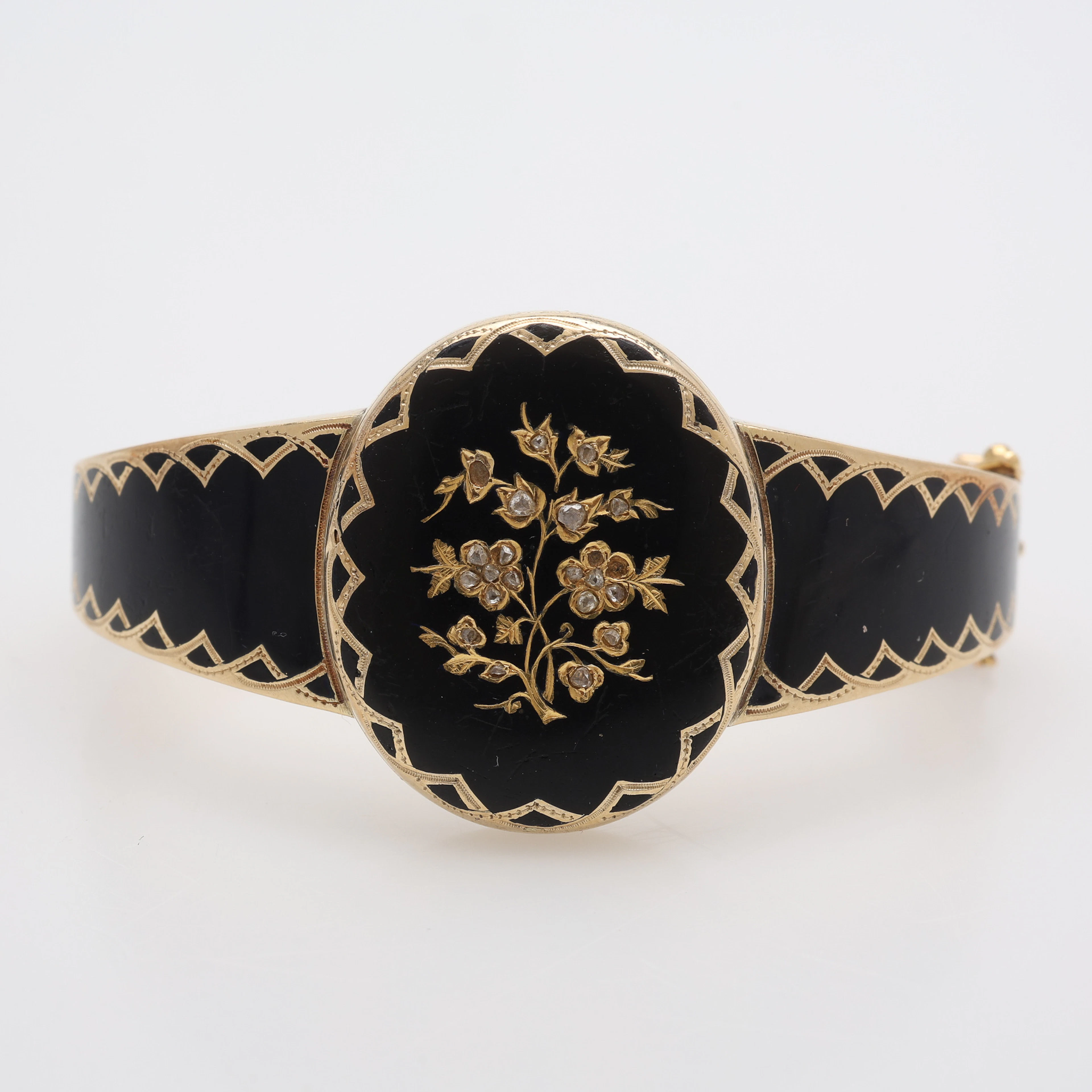ARMRING 14K GULD OCH SVART EMALJ, S:T PETERSBURG, 1861.