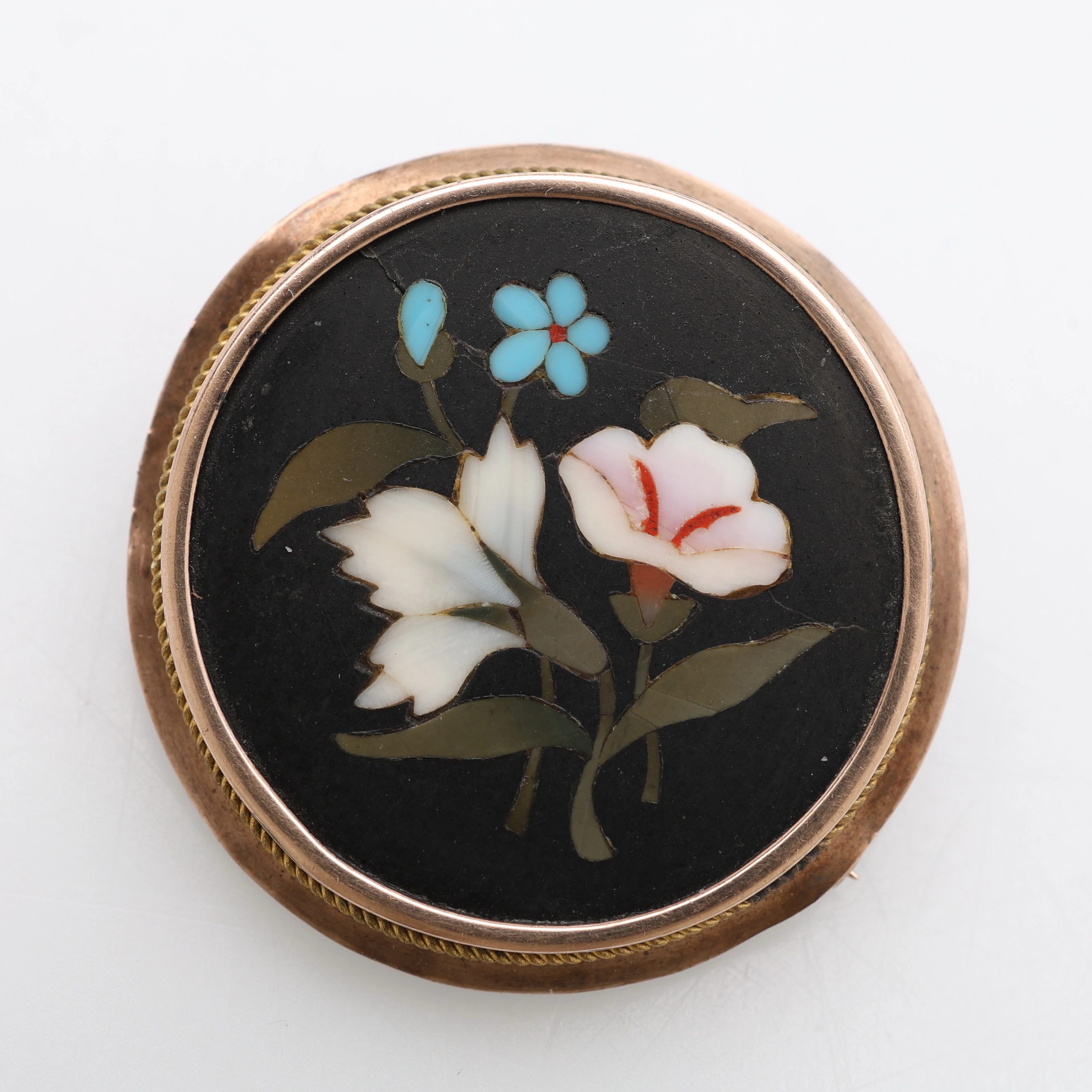 BROSCH, 8 k guld och pietra dura-arbete i form av blommor.