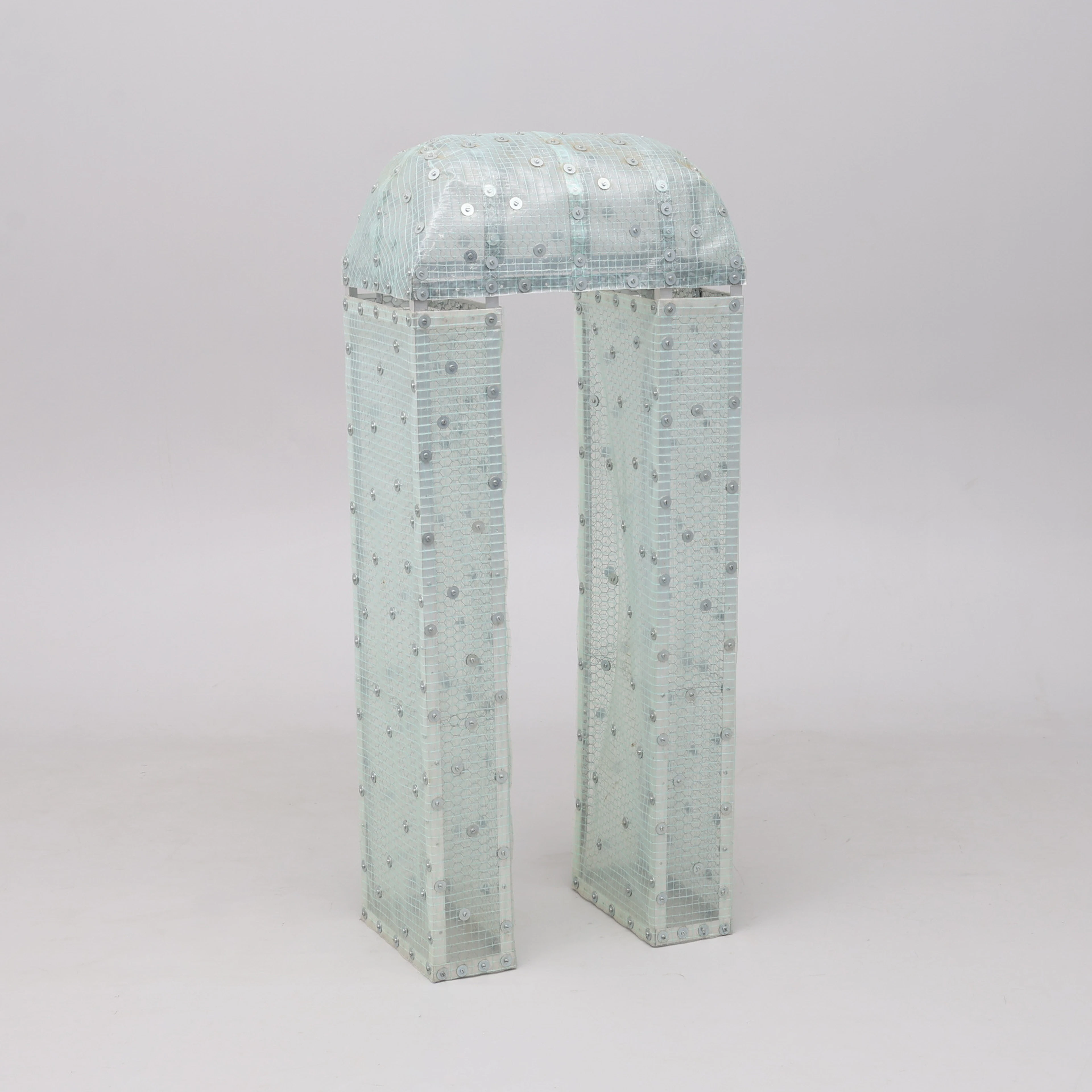 STINA EBERS 1962-2025. SKULPTUR, ALUMINIUM, KYCKLINGNÄT OCH PLAST