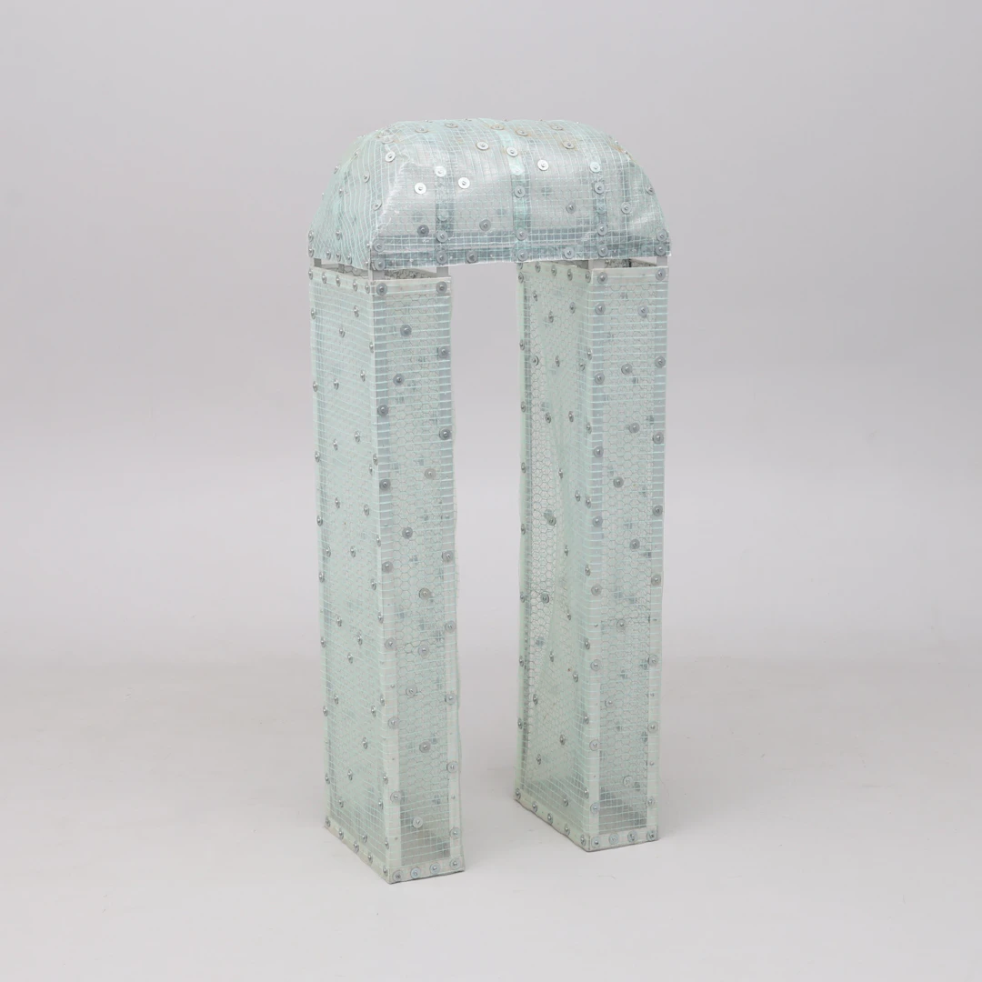 STINA EBERS 1962-2025. SKULPTUR, ALUMINIUM, KYCKLINGNÄT OCH PLAST