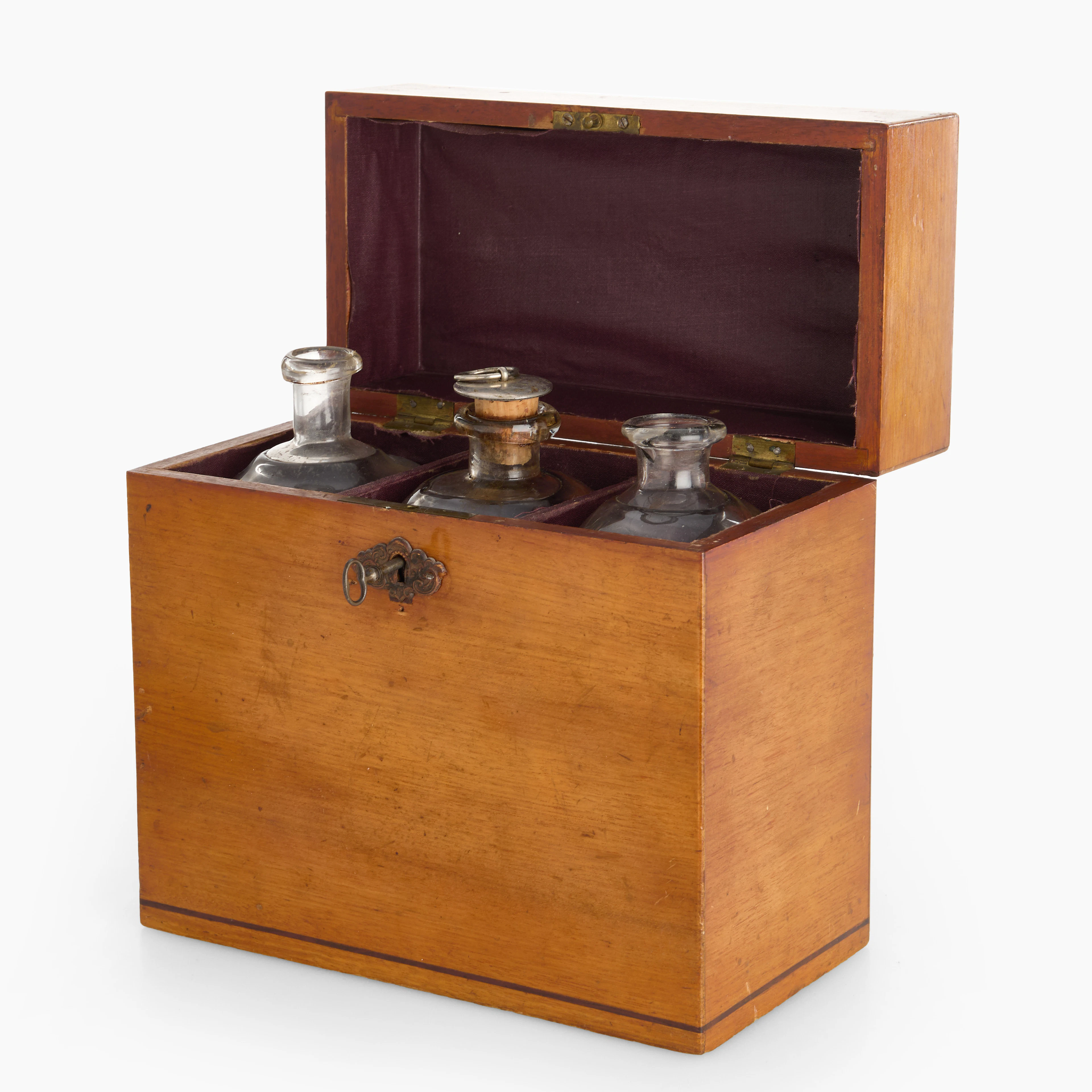 SCHATULL, med 3 glasflaskor, mahogny med dekor av intarsia, 1800-tal.