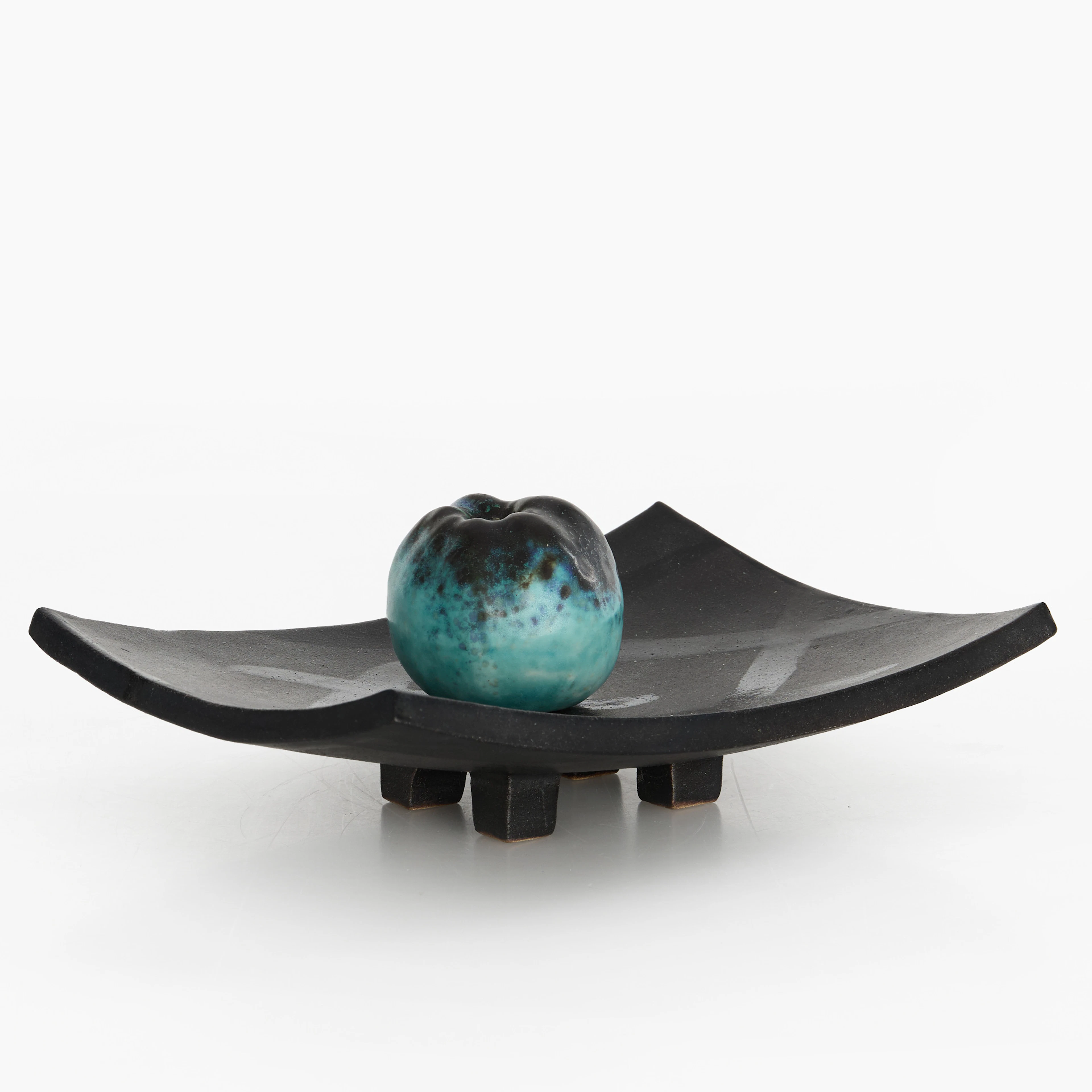 GUNILLA KROPP (1943-2009). SKULPTUR samt FAT, signerade, glaserat stengods.
