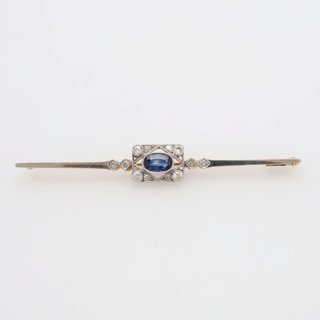 BROSCH 18K MED 1 SAFIR BRILJANTER OCH DIAMANTER 8/8 SAMT ROSENSTENAR.