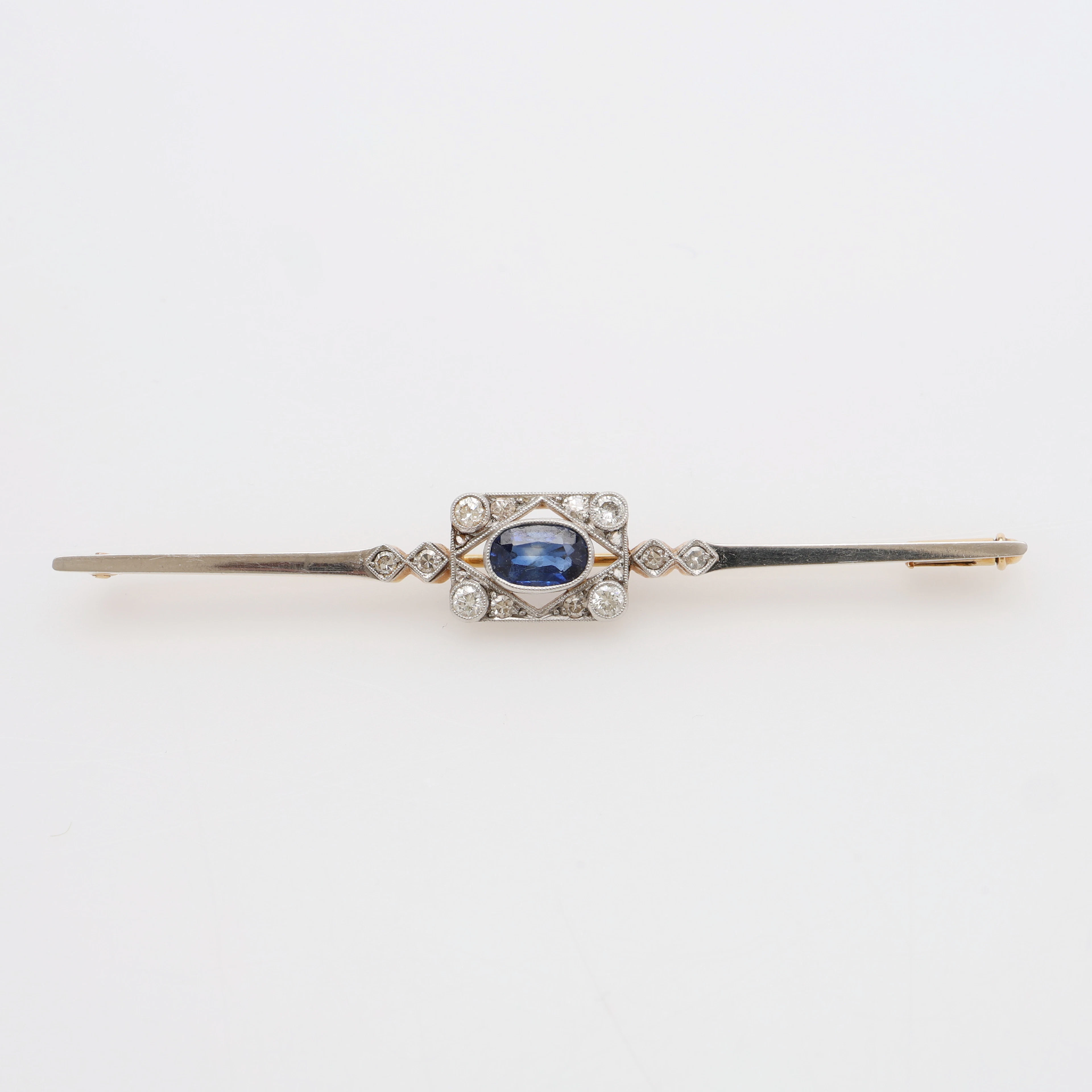 BROSCH 18K MED 1 SAFIR BRILJANTER OCH DIAMANTER 8/8 SAMT ROSENSTENAR.