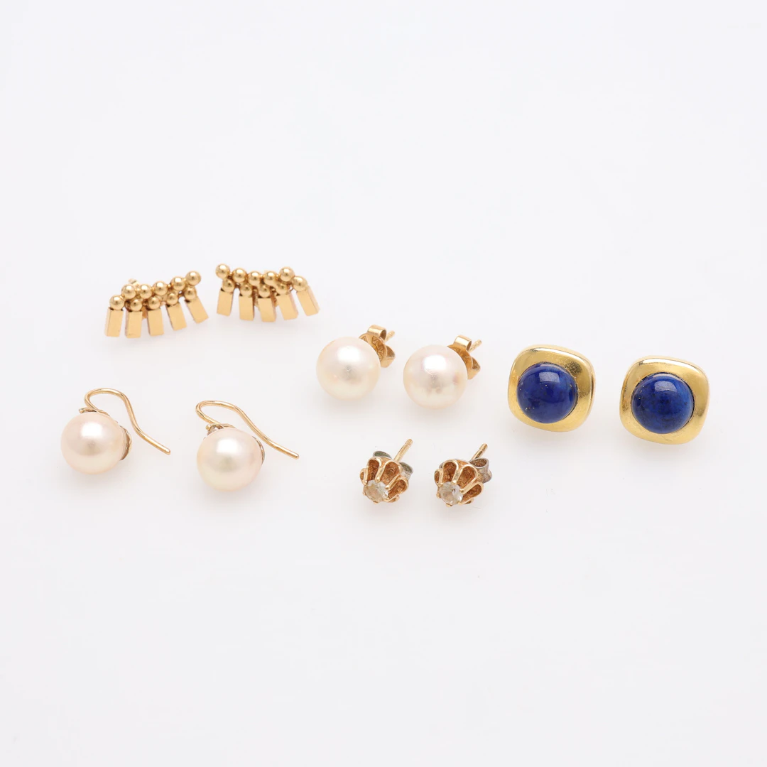ÖRHÄNGEN, FEM PAR, 18K GULD MED LAPIS LAZULI OCH ODLADE PÄRLOR.