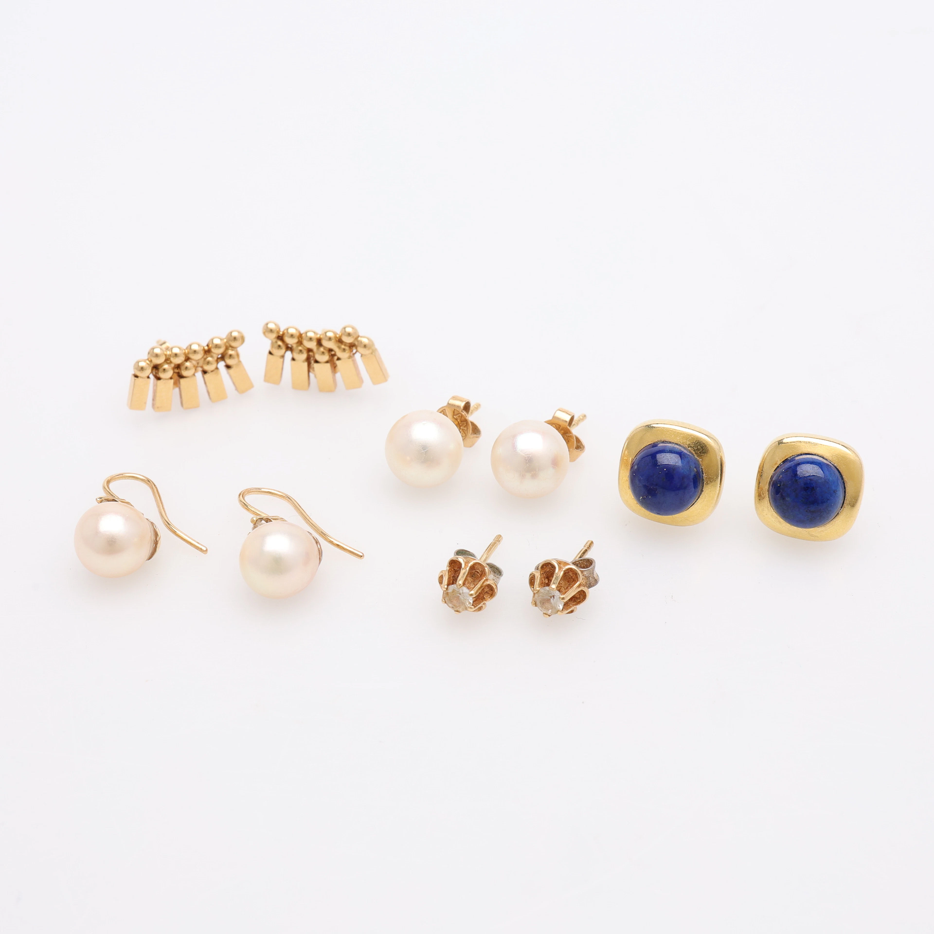 ÖRHÄNGEN, FEM PAR, 18K GULD MED LAPIS LAZULI OCH ODLADE PÄRLOR.