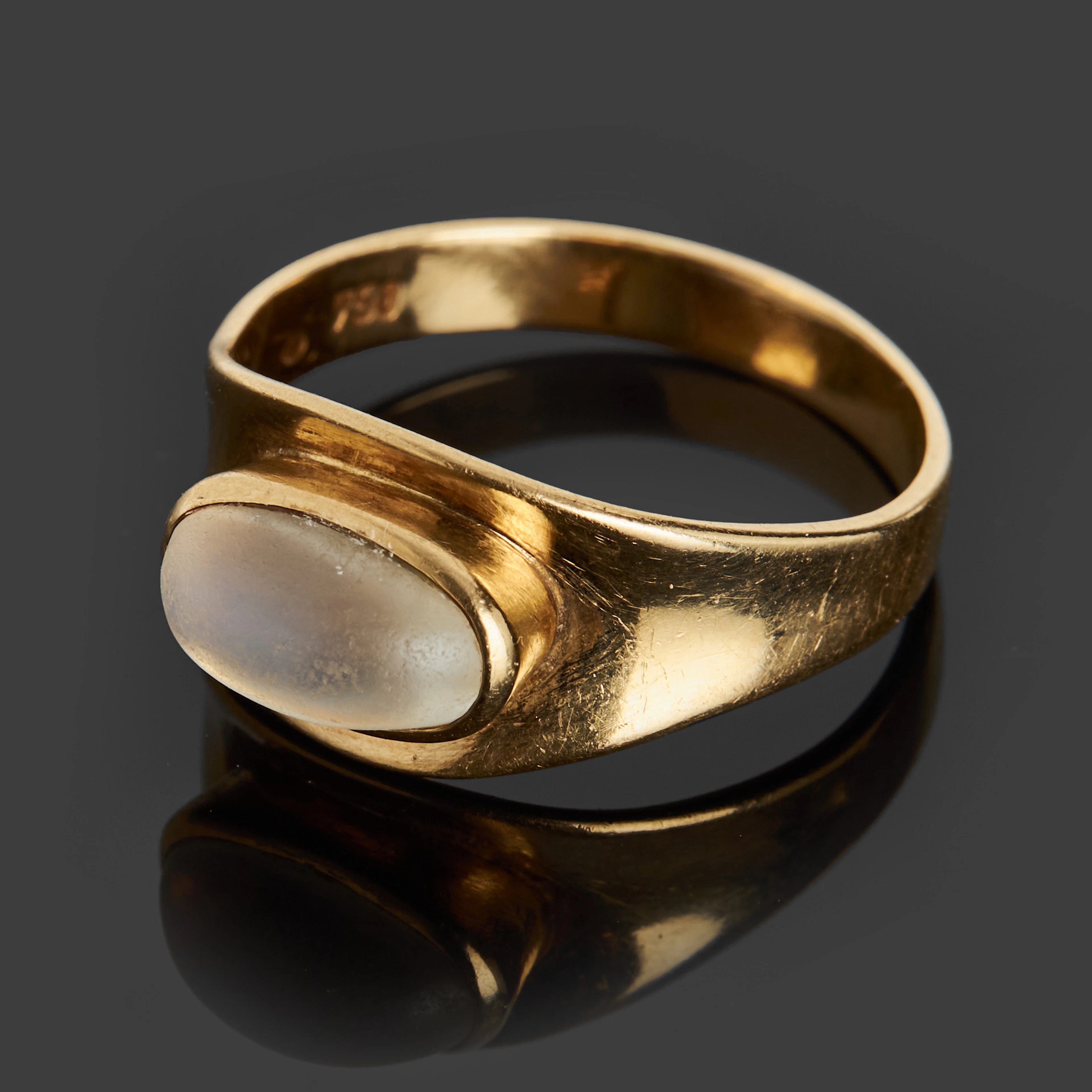 RING, 18k guld, med en cabochonslipad månsten.