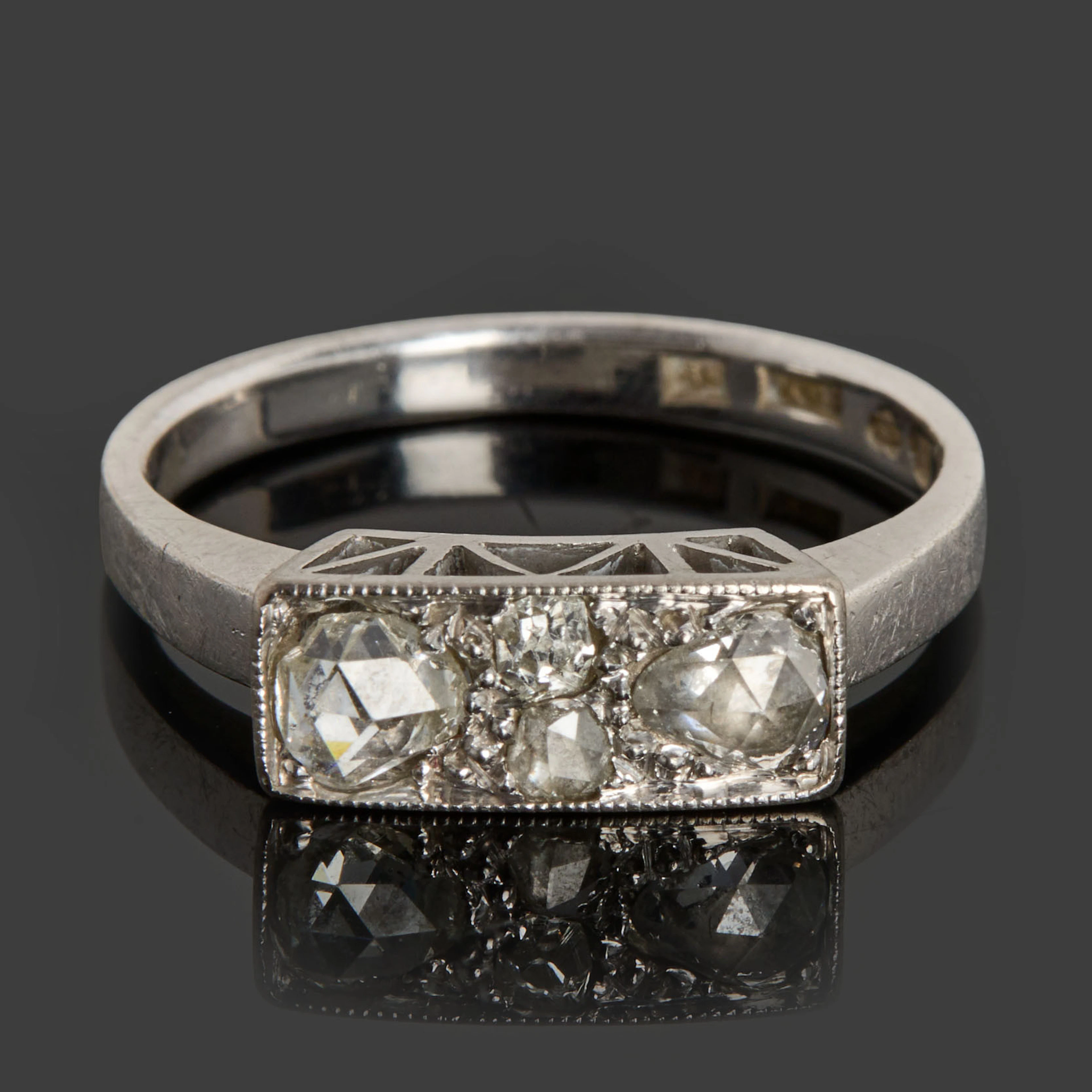 RING, 18k vitguld dekorerat med 4 st rosenslipade diamanter, Guld-